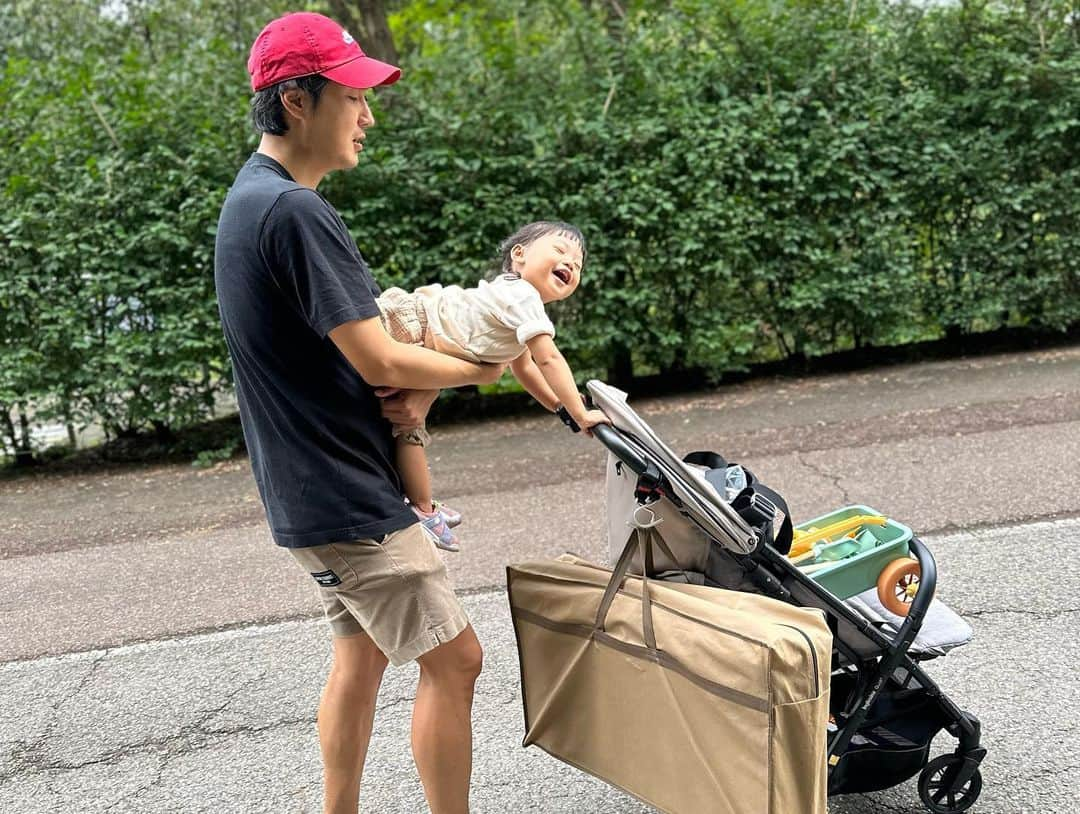 ユン・ソイさんのインスタグラム写真 - (ユン・ソイInstagram)「주말 모래놀이..어릴때 흙을 밟고 자라면 아이들한테 정서적으로 좋다면서요?? 히히!!  배운대로 실행하기!! 22개월아기는 모래놀이를 하고.. 40살 아빠엄마는 하얗게 불태워 재가 됩니다.. 자고나면 회복한다.. #유아숲체험#한강#모래놀이#22개월아기#가족스타그램#주말스타그램#⛱#자고나면회복한다#🛕」9月17日 16時21分 - yoonsoy