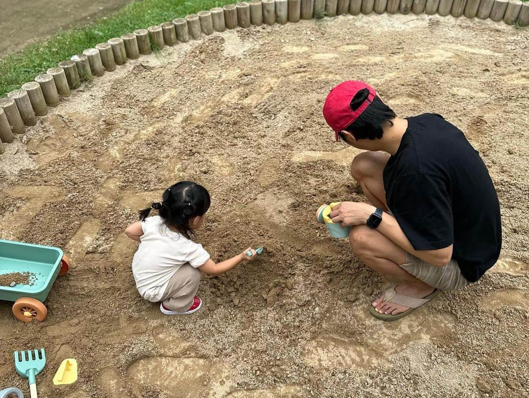 ユン・ソイさんのインスタグラム写真 - (ユン・ソイInstagram)「주말 모래놀이..어릴때 흙을 밟고 자라면 아이들한테 정서적으로 좋다면서요?? 히히!!  배운대로 실행하기!! 22개월아기는 모래놀이를 하고.. 40살 아빠엄마는 하얗게 불태워 재가 됩니다.. 자고나면 회복한다.. #유아숲체험#한강#모래놀이#22개월아기#가족스타그램#주말스타그램#⛱#자고나면회복한다#🛕」9月17日 16時21分 - yoonsoy