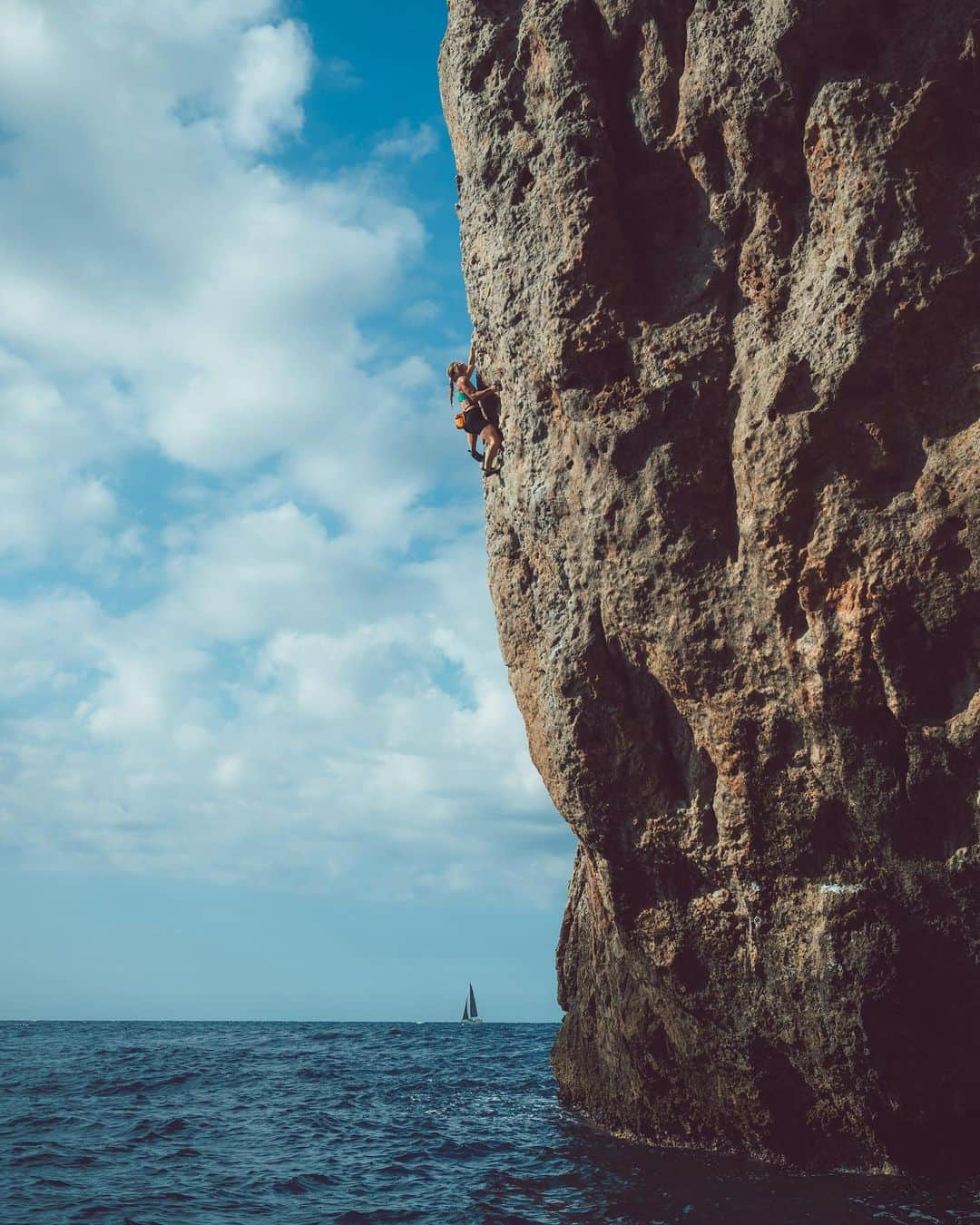 ヘイゼル・フィンドレーのインスタグラム：「Equal parts fun, playfulness and spice on this trip deep water soloing with @angiescarthjohnson @timemmett and @reelrock I wish I could stay longer but I have the rest of my speaking tour to finish! Thanks to everyone who’s made this trip what it has been (which is a lot of people). One of the best things about DWS is it’s such a fun group activity!  Photos: @honngy @rockandwatermallorca @reelrock @angiescarthjohnson @timemmett @chris_sharma @joshlowell @brettlowell   @blackdiamond @lasportivagram #mallorcadws」