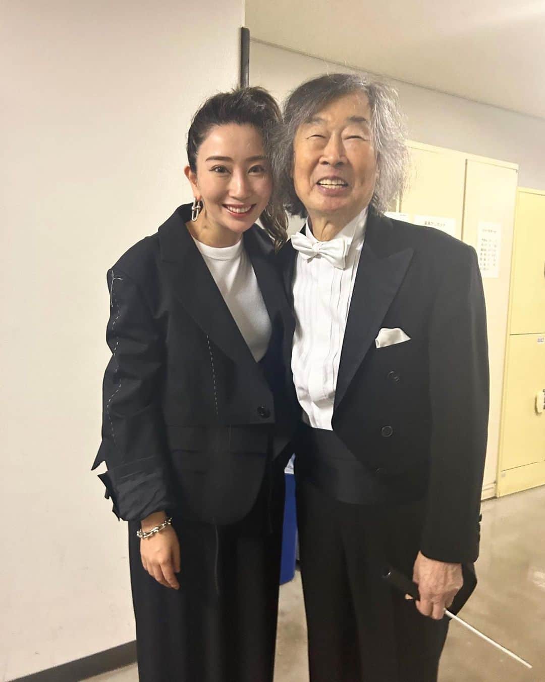 木嶋真優さんのインスタグラム写真 - (木嶋真優Instagram)「Mo.小林研一郎&日本フィルハーモニー交響楽団さんとの 二日間が終わりました🙌 マエストロと日本フィルハーモニー交響楽団さんは私が中学生の時にソリストとしてヨーロッパツアーに連れて行ってくださいました。 今でも忘れられない思い出です😌 またご一緒させて頂いてこの二日間本当に幸せでした。 後半のベートーヴェンの7番ホールで聴かせていただきましたが素晴らしかった。 マエストロのように息が長い演奏家になりたいとつくづく感じた学びの多い日々でした。 いらして下さったたくさんのみなさま 温かい拍手をありがとうございました🙏 マエストロとは来月10/7 長野 10/8 高崎　10/9新潟に伺います🎻」9月17日 16時27分 - mayukishima
