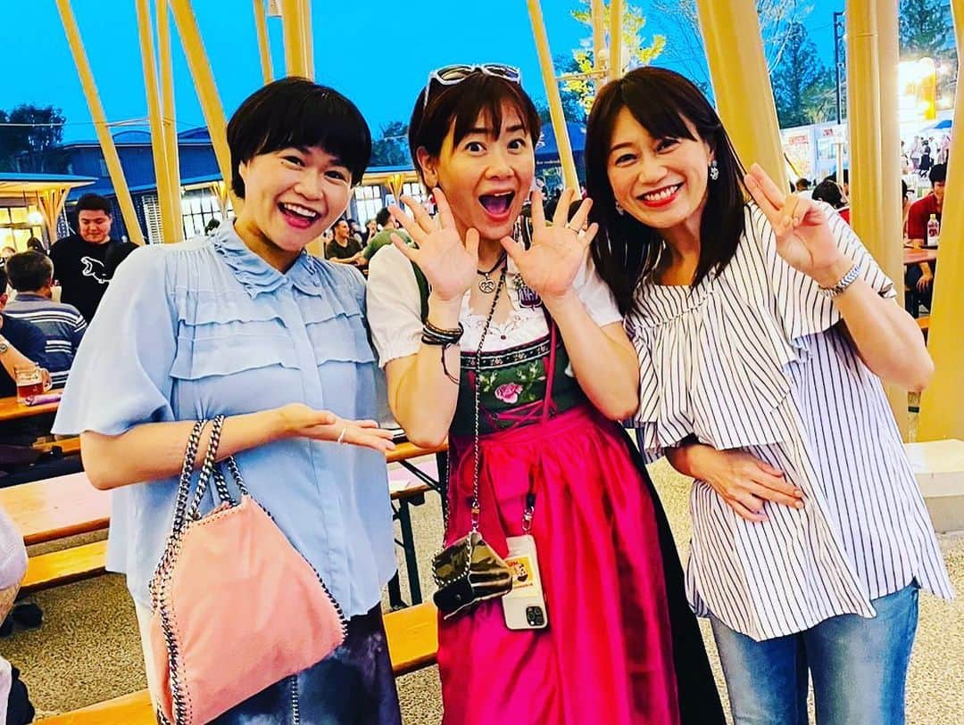 のインスタグラム：「「広島オクトーバーフェスト」に一緒に働いてる萌ちゃんや貴絵ちゃんと行ってきました。 司会の栗栖さんに再会できました！ 変わらず明るくて可愛い！ 今まで行った中で一番飲みました！ はじめは暑かったけど、夜遅くなると気持ちいい風が吹いてきました。 外は気持ちいいです。」
