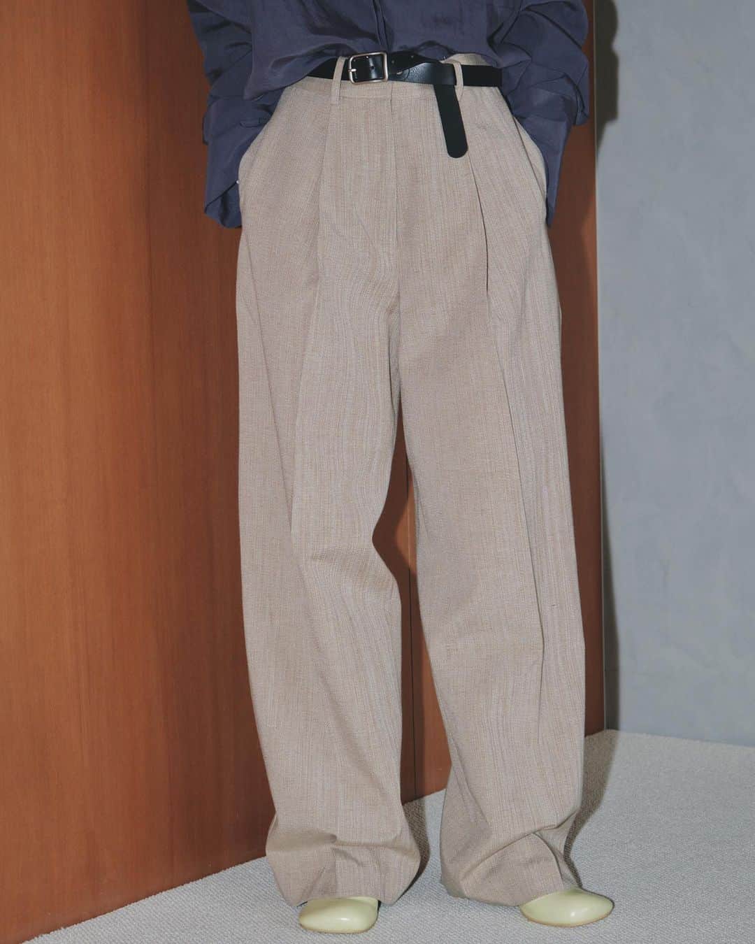 lifes_officialさんのインスタグラム写真 - (lifes_officialInstagram)「09.15（ fri ）in stock  Jacquard Tuck Trousers （ natural / gray ）  国内で糸から開発して織り上げたオリジナルジャガード生地を使用したトラウザーズ。深めのシングルタックとセンタープレスの利いたメンズライクなディテールが魅力。表情のある生地を使用しているのでシンプルな着こなしが様になる1枚。同じ生地を使用したJacquard Pleats Dressとセットアップで着るのもおすすめです。  #lifes #todayful」9月17日 16時34分 - todayful_