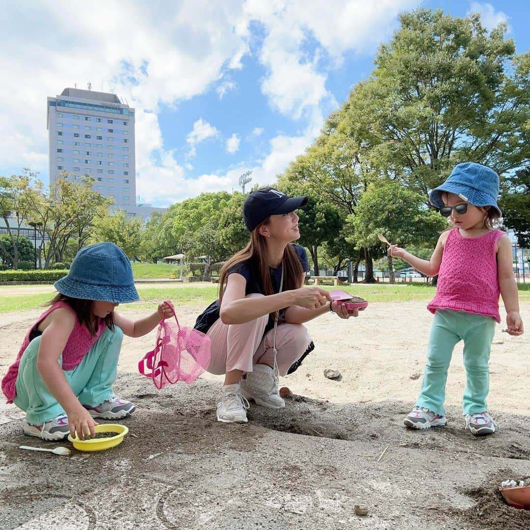 丸高愛実のインスタグラム：「朝晩は少し涼しくなってきたなぁと思って朝ごはん食べて公園へ☀️ なめていたー🫠全然まだ暑かった😵 ひたすら日陰の砂場で遊んでました🩶  鴨🦆と白い大きな鳥もいた😳 長女はフラミンゴー🦩と喜んでた😂笑  帰ってお昼食べてみんなでお昼寝😴気持ちよかった！  #公園 #砂場 #鴨 #🦆」