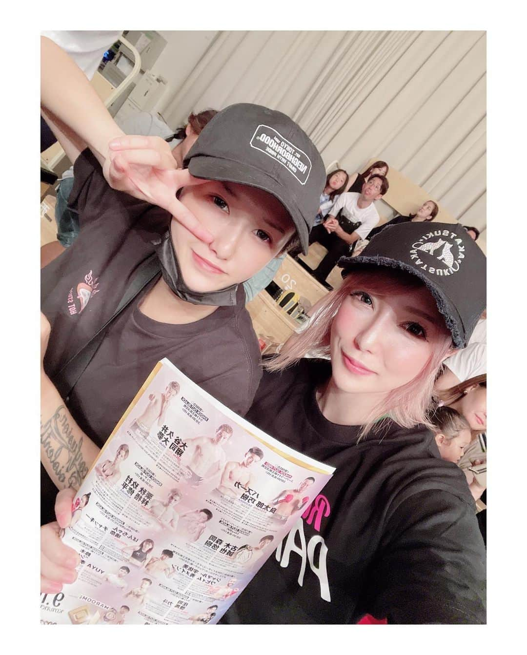 Melty輝さんのインスタグラム写真 - (Melty輝Instagram)「あおたん一緒に応援してくれて ありがとう🥺💓  前回の良太郎さんのタイトルマッチも 一緒に応援してくれて 今回も来てくれた😭 感謝です😢❤️  これからもお互い頑張ろうね😣💪  またゆっくりご飯行きましょ♡  #最強キャバ嬢だった人#Melty輝#キャバクラ#キャバ嬢#元キャバ嬢#経営者#ホワイトニングサロン#格闘技#キックボクシング#teamAKATSUKI#フェフ姉さん#あおたん#月曜から夜ふかし#戦友#後楽園ホール#試合観戦#応援#ありがとう#knockout」9月17日 16時37分 - glayrinapan