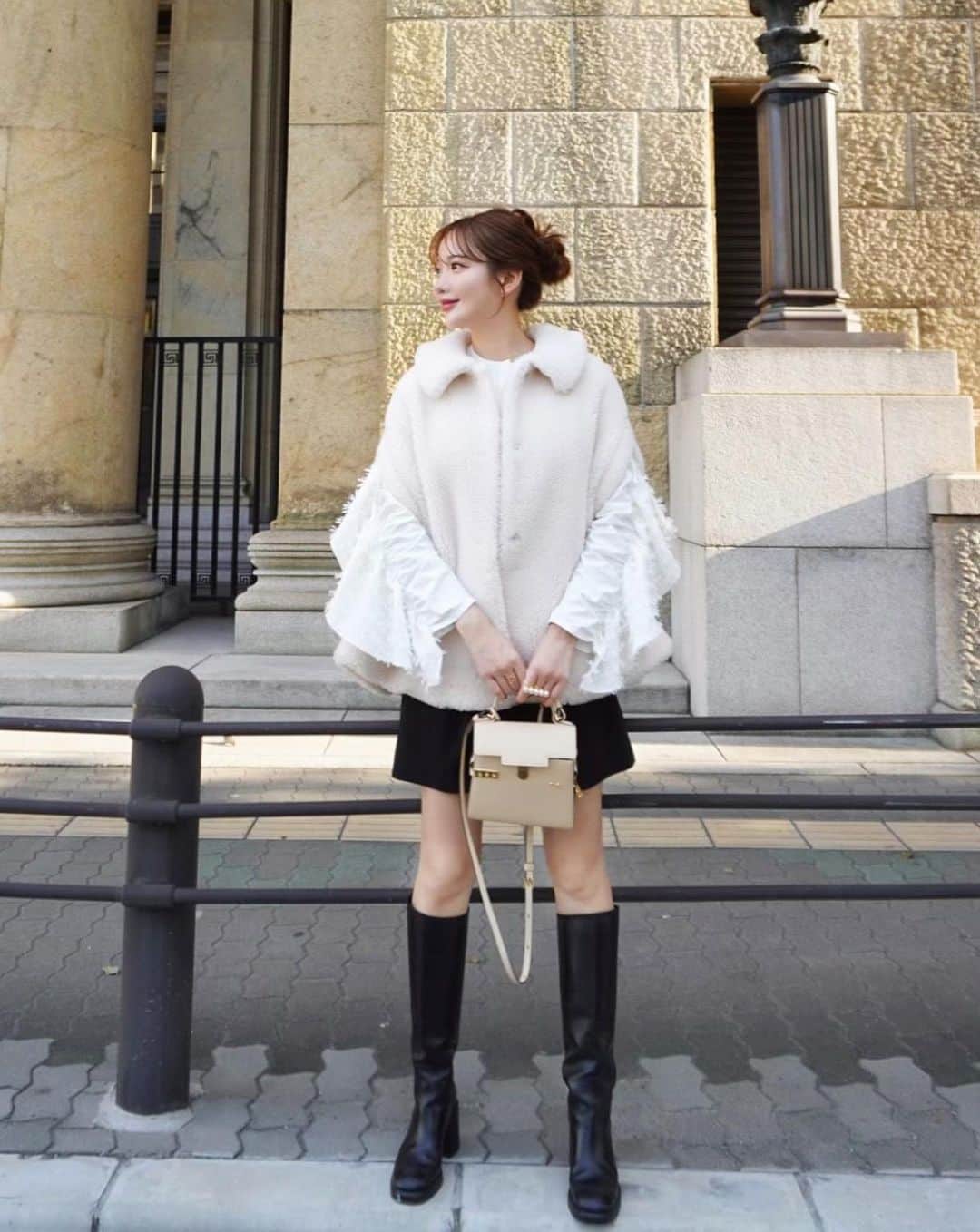 のインスタグラム：「🧸☁️🫧 Ted cape. 今期の推し🤍 ほんっと可愛く仕上がって嬉しい☺️ 軽くてあったかくてもこもこで可愛くて。 バックのフレアで揺れるシルエットも拘りで、ほっこりせず女性らしいデザインに🪽 ジャストな丈感で抜群に使いやすくて、車移動の方にもとってもオススメです。 インナーで遊んだりブローチをつけてみたり🫶🏻 ボトムス選ばずで今期1番出番が多い予感😽 ⠀ @_hyeon_jp  ISETAN SHINJUKU POPUP STORE 本館2F センターパーク/ ザ・ステージ＃２ 9/20(wed)- 9/26(tue) 10:00-20:00 9/20,21,23,24,26(私の出勤予定日です)」