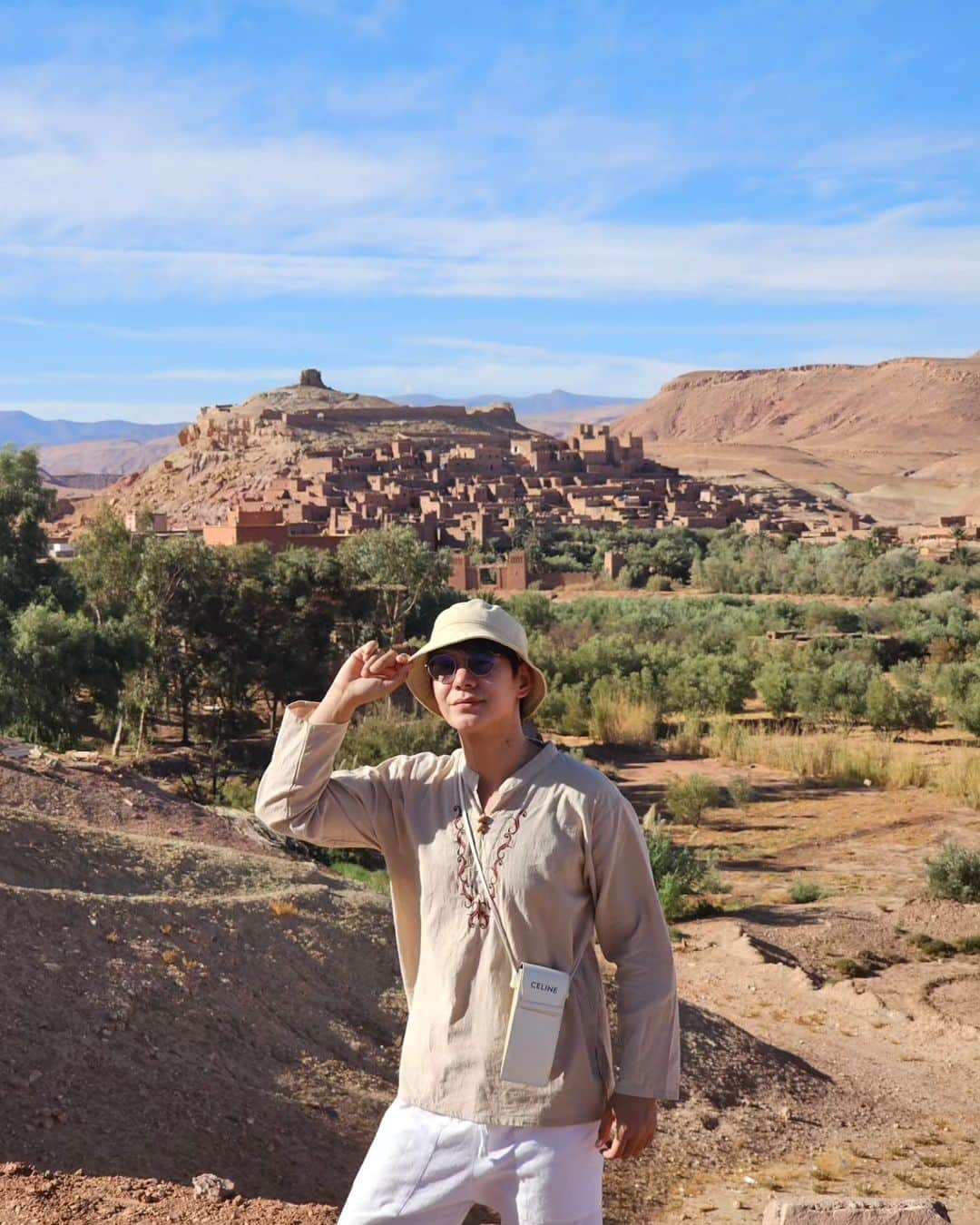 アイス・サランユーのインスタグラム：「Lost in AIT BENHADDOU,Morocco ฉากในภาพยนตร์ หลายๆเรื่อง ที่ไม่ใช่ฉากสร้างแต่มีอยู่จริง เป็น 1000 ปี แฟน GLADIATOR น่าจะคุ้น กับฉากนี้เป็นอย่างดี  #aitbenhaddou #morocco  #icesarunyu #icesarunyuaroundtheworld #icesarunyuinmorocco」