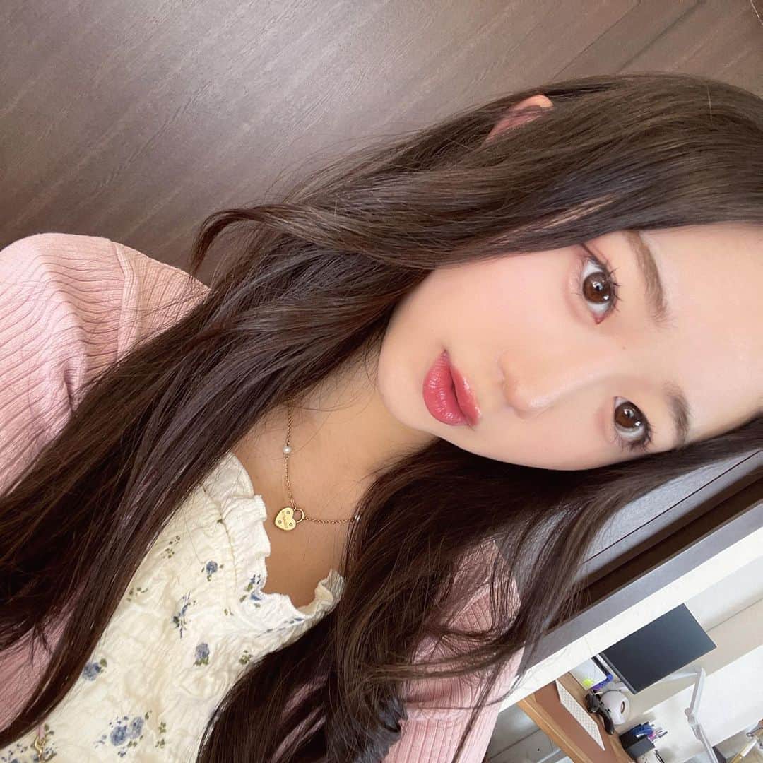 のインスタグラム：「ひさびさのセンター分け✌🏻 ・ メイクも上手くいったにょん🌷」