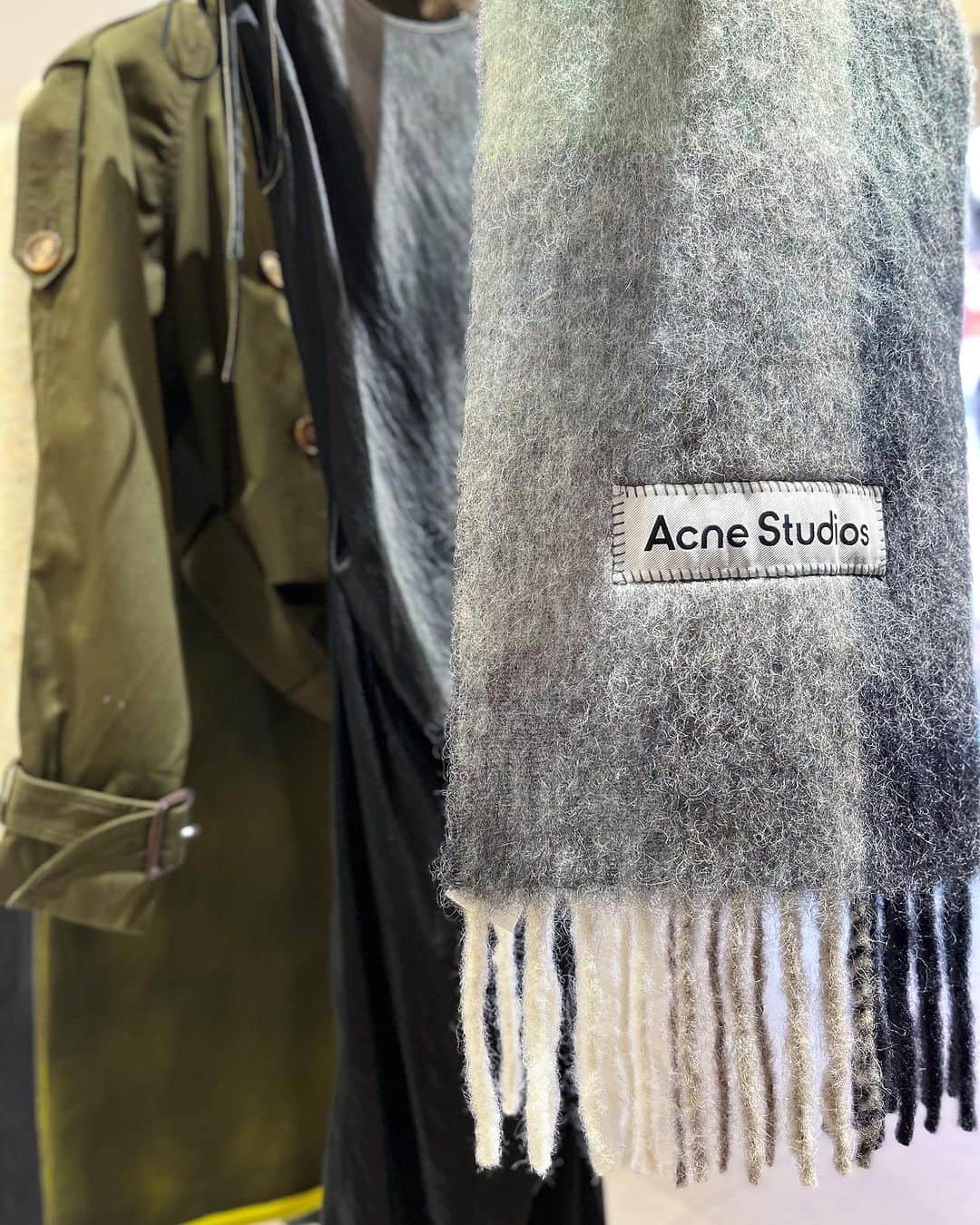のインスタグラム：「. Acne Studios 23AW NEW ARRIVAL At 3F MODE  人気のマフラーなど、秋冬おすすめのアイテムが登場！  Page1-2　マフラー　42,900円  Page3　スニーカー　92,400円  Page4-5　ジャケット　85,800円  Page6-7 デニムジャケット　155,100円 パンツ　107,800円  #Acnestudios #アクネストゥディオズ #hankyumode #hankyu #阪急うめだ本店 #阪急本店 #うめはん #ファッション  #hankyumode23aw #hankyumode23awaccessory #マフラー #アクネのマフラー #ジャケット #アウター」