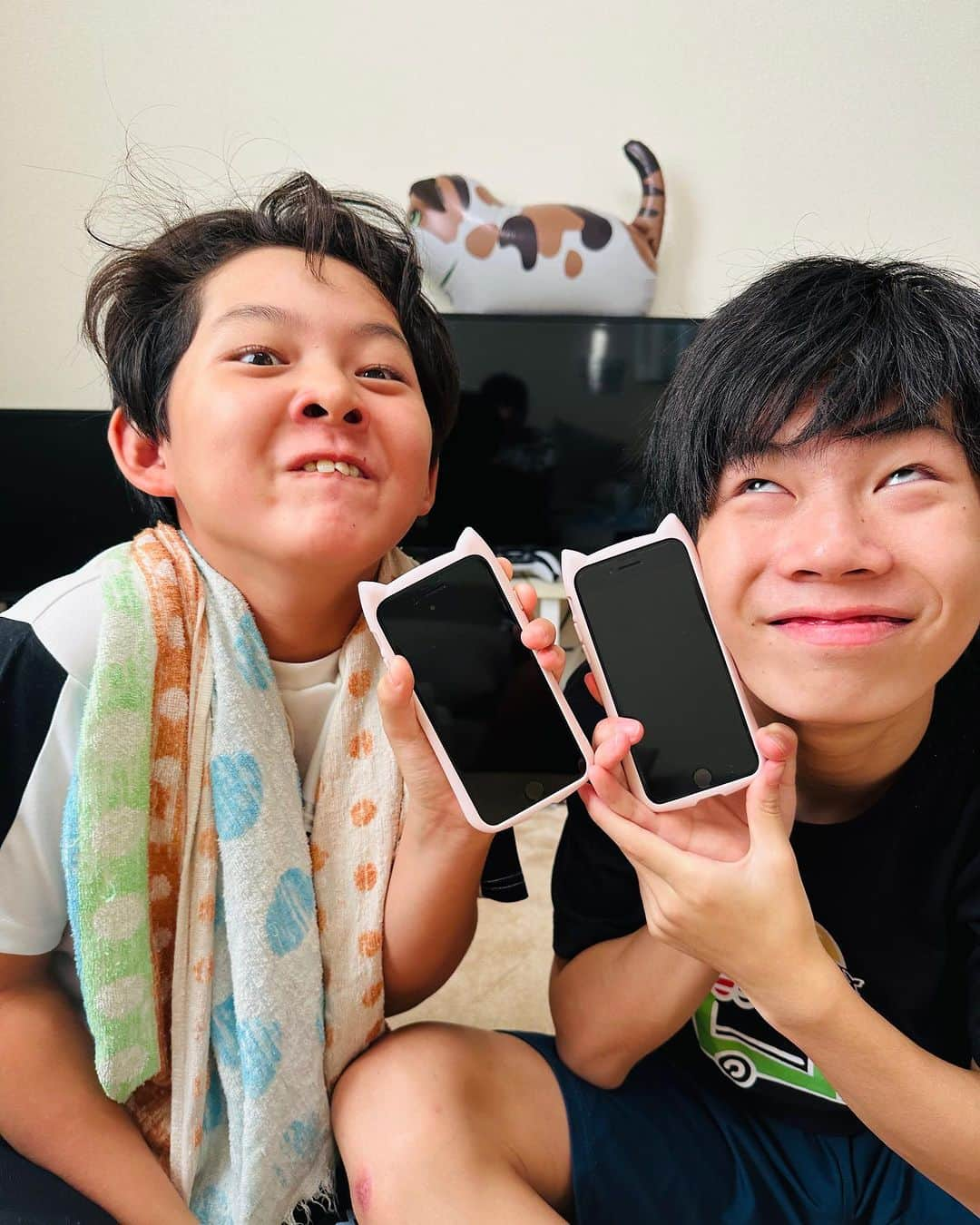 ブラザー4チャンネルさんのインスタグラム写真 - (ブラザー4チャンネルInstagram)「新しいスマホケース✨ ⁡ あっくんとだいちゃんが お揃いにした猫のスマホケース！ ⁡ 初めてのスマホケースは黒やシルバーを用意したけど、今回は本人達に選ばせたら全然違うタイプのものを選んでいてびっくり！ ⁡ 男の子だから、黒やシルバーが良いだろうと思い込んでいた自分に反省…。 ⁡ それでも母が買ったケースをボロボロになるまで使ってくれた事に感謝…😭✨ ⁡ これからはもっと、 本人たちの個性を活かせるように見守って行きます(^^) ⁡ #brother4 #YouTuber #兄弟おそろ #個性を伸ばす」9月17日 16時53分 - brother4channel