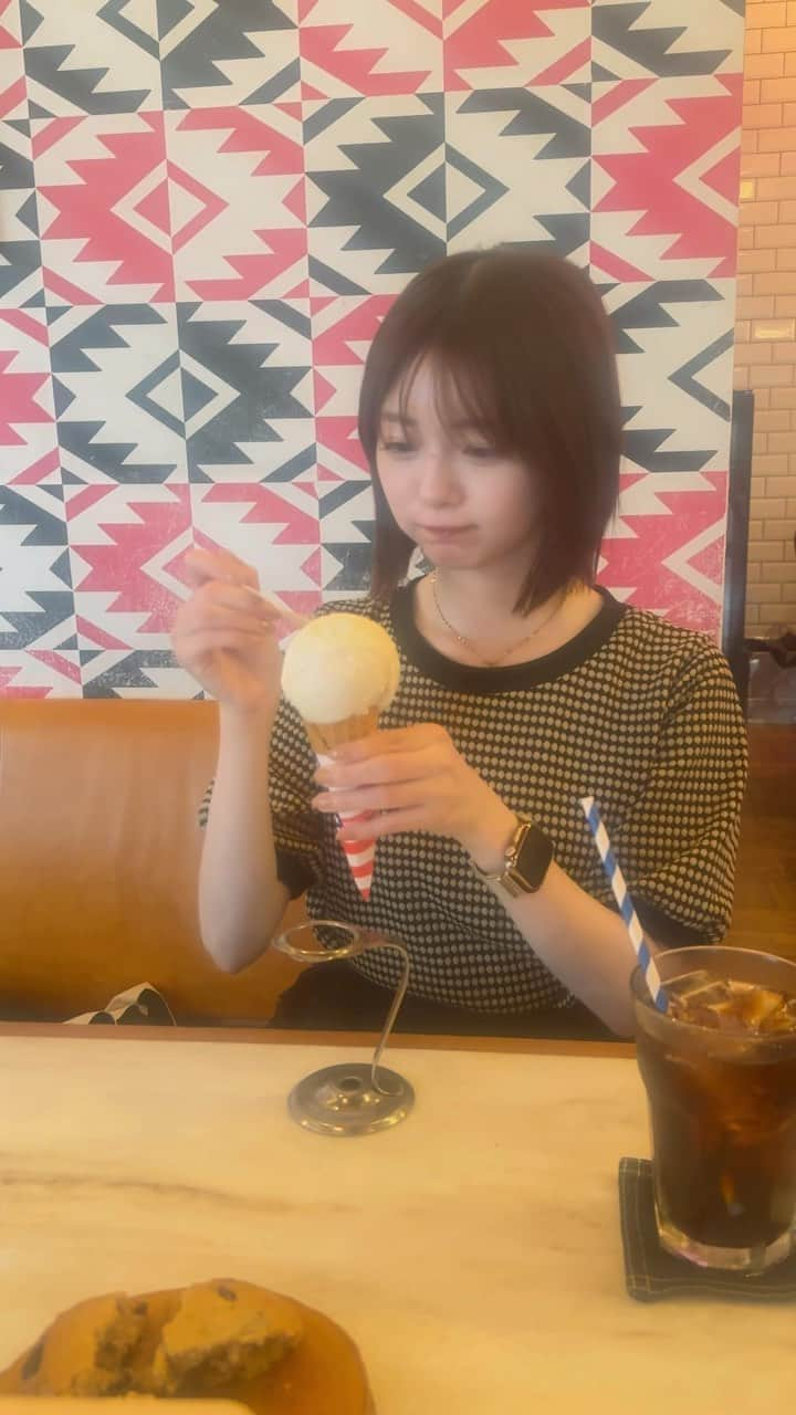 市川美織のインスタグラム：「暑い日のアイスとコーラは格別においしい😋  みんなは暑いとき何食べる？？  #もぐもぐみおりん #もぐもぐ  #カフェ #アイス #コーラ #カフェ巡り  #imase #ユートピア #たべるの大好き」