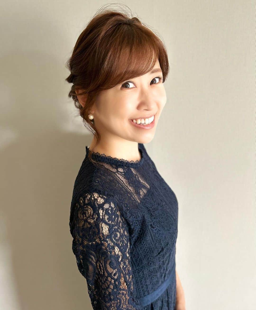 室谷香菜子さんのインスタグラム写真 - (室谷香菜子Instagram)「綺麗に髪をまとめてもらいました☺️  #お呼ばれヘア #ヘアアレンジ」9月17日 16時56分 - hbc_muroyakanako