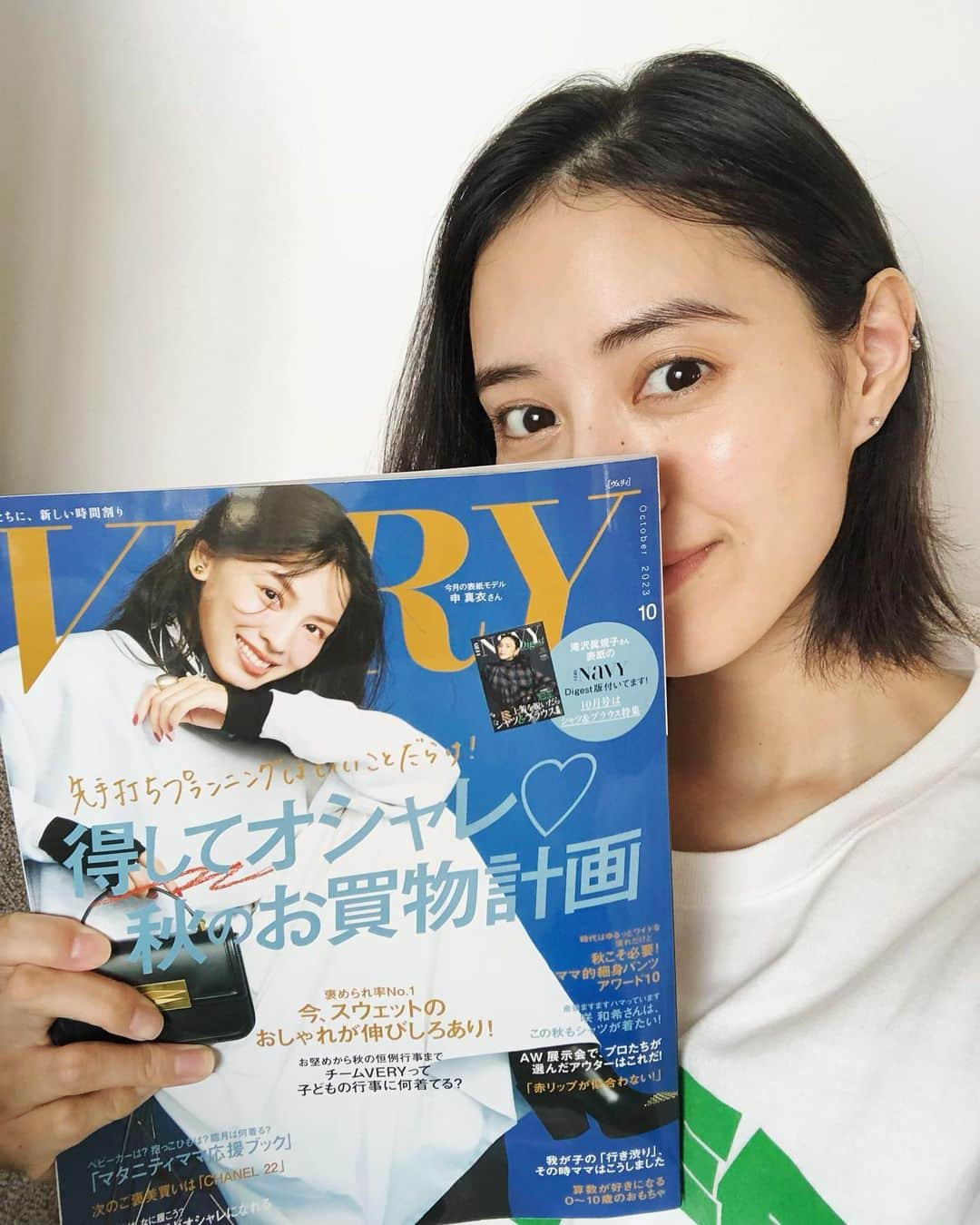 岡本あずさのインスタグラム：「発売中のVERY10月号に初登場させて頂いております😃 産後復帰オシャレを、VERY編集部が一緒に考えて下さいました！🙇‍♀️ いつも元気を貰っていたVERYに出演させて頂くことになり、本当に嬉しいです❤️‍🔥 是非チェックしてみてね😁☑️ それにしても凄い情報量！！私も熟読したいと思います🙆‍♀️」