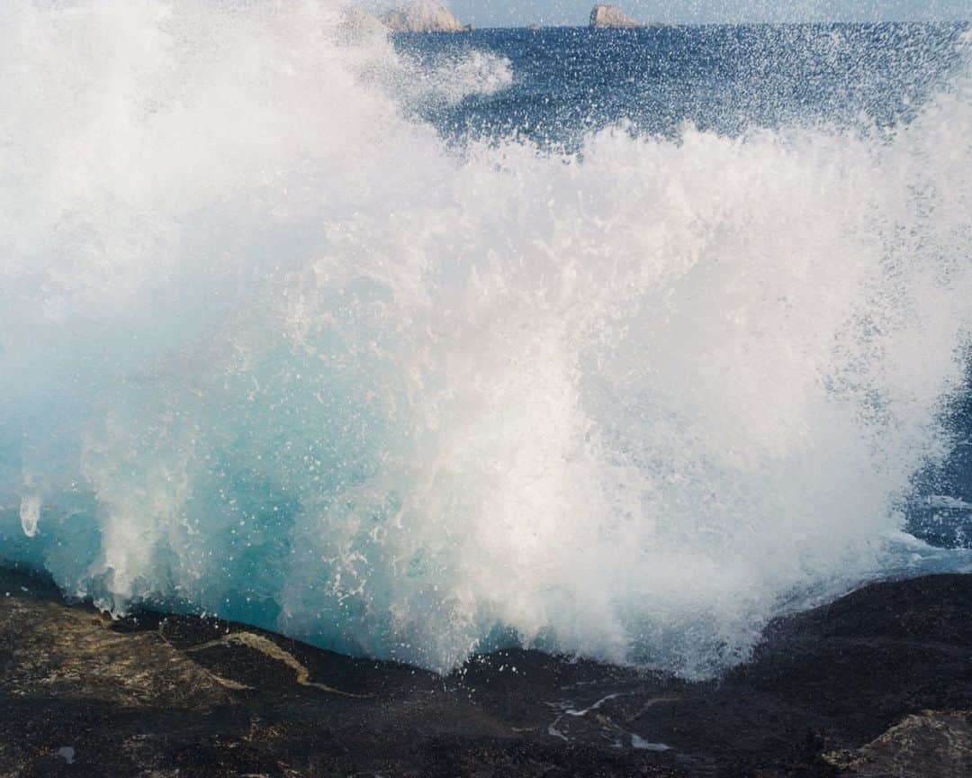 Chloéのインスタグラム：「The waves of the Aegean Sea crash against Sarakiniko’s white volcanic rocks on the island of Milos, Greece.   #ChloeAW23  Creative director: @gabrielahearst Art director: #PeterMiles Photographer: @zoeghertner Stylist: #CamillaNickerson」