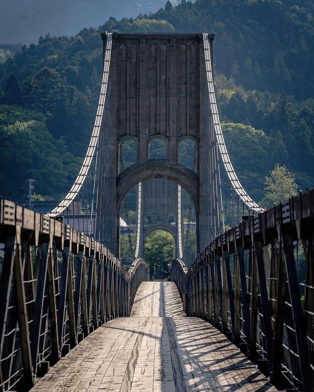 ?長野県 観光 公式インスタグラム さんのインスタグラム写真 - (?長野県 観光 公式インスタグラム Instagram)「// Photo by @kuromcam  電力王が架けた橋 「桃介橋」 ＠南木曽町  木曽川の水力発電開発に力を注ぎ “電力王”と呼ばれた福沢桃介氏が架けた「桃介橋」  建設資材の運搬路として建設され のちに村の生活道路となりました😀✨️  木製補剛桁の吊橋としては国内最大級😲❗️  建設当時のトロッコ用レールの痕跡も 見ることができますよ👀✨️  ＝＝＝＝＝＝＝＝＝  Momosuke Bridge (Nagiso Town)  The Momosuke Bridge is named for and built by Momosuke Fukuzawa, the electricity magnate who developed hydroelectric power plants along the Kiso River.  The bridge was constructed in 1922 in order to transport construction materials and later became used by locals as well.  The wooden suspension bridge is one of the largest of its kind in Japan.   You can even see the remnants of the trolley rails that were once laid here.  ＿＿＿＿＿＿＿＿＿　  Location / Nagiso Town , Nagano , Japan   #おうちでながの #長野のいいところ #桃介橋 #momosukebridge #南木曽町 ＿＿＿＿＿＿＿＿＿  📷インスタアワード作品募集中📷  #長野の駅物語夏 撮影場所(長野県内に限ります) をキャプションに入れて 応募期間（7/28～9/30）に投稿してください。 優秀作品に選ばれると 長野県特産品セットをプレゼント🎁」9月17日 17時00分 - nagano_japan