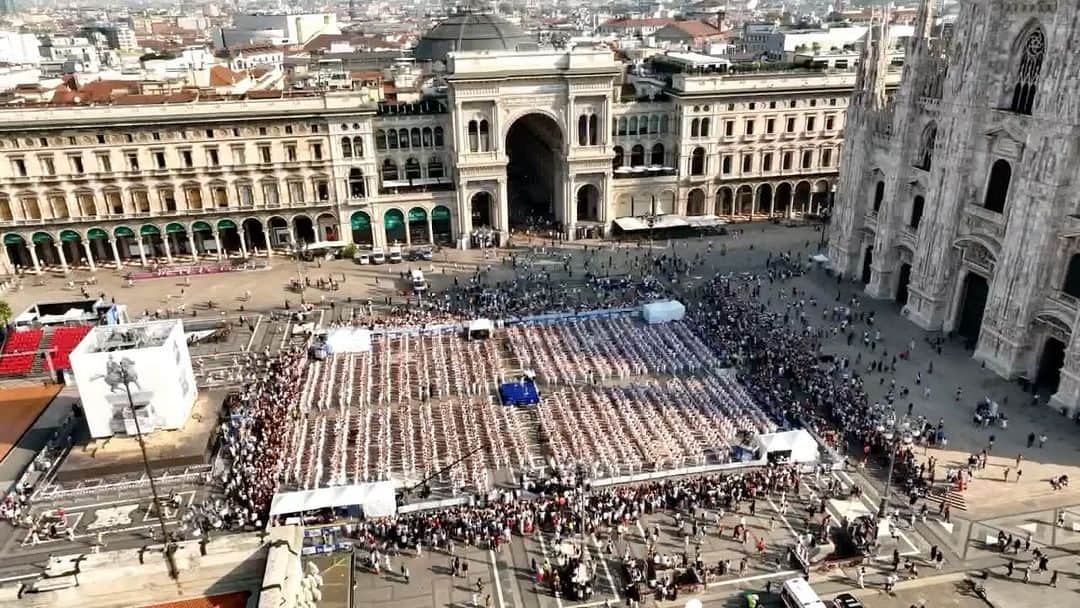 ロベルト・ボッレのインスタグラム：「Una settimana fa eravamo in piazza Duomo a Milano, tutti insieme, a celebrare il nostro amore per la Danza, uniti da una passione che ci lega e che arricchisce le nostre giornate e le nostre vite.  Come ho detto sul palco, la Danza è una grande maestra di vita, forgia il corpo e lo spirito, ci insegna valori fondamentali come l’educazione, il rispetto per noi stessi e per gli altri, ci insegna a migliorarci ogni giorno con un lavoro quotidiano fatto di impegno, fatica, sudore, sacrifici…ci insegna la disciplina. E ci regala gioia, emozioni, libertà.  Grazie ancora a tutti voi che avete condiviso con me questo momento speciale. ❤️ Rimarrà per sempre nel mio cuore. (E spero anche nei vostri 😉)  @ondance.it @rai1official @nicolettamanni @raiplay_official   A memorable Sunday. A week ago in Milano. With 2.350 students coming from all over the country. A day I’ll never forget. ❤️ @officialrobertobolle」