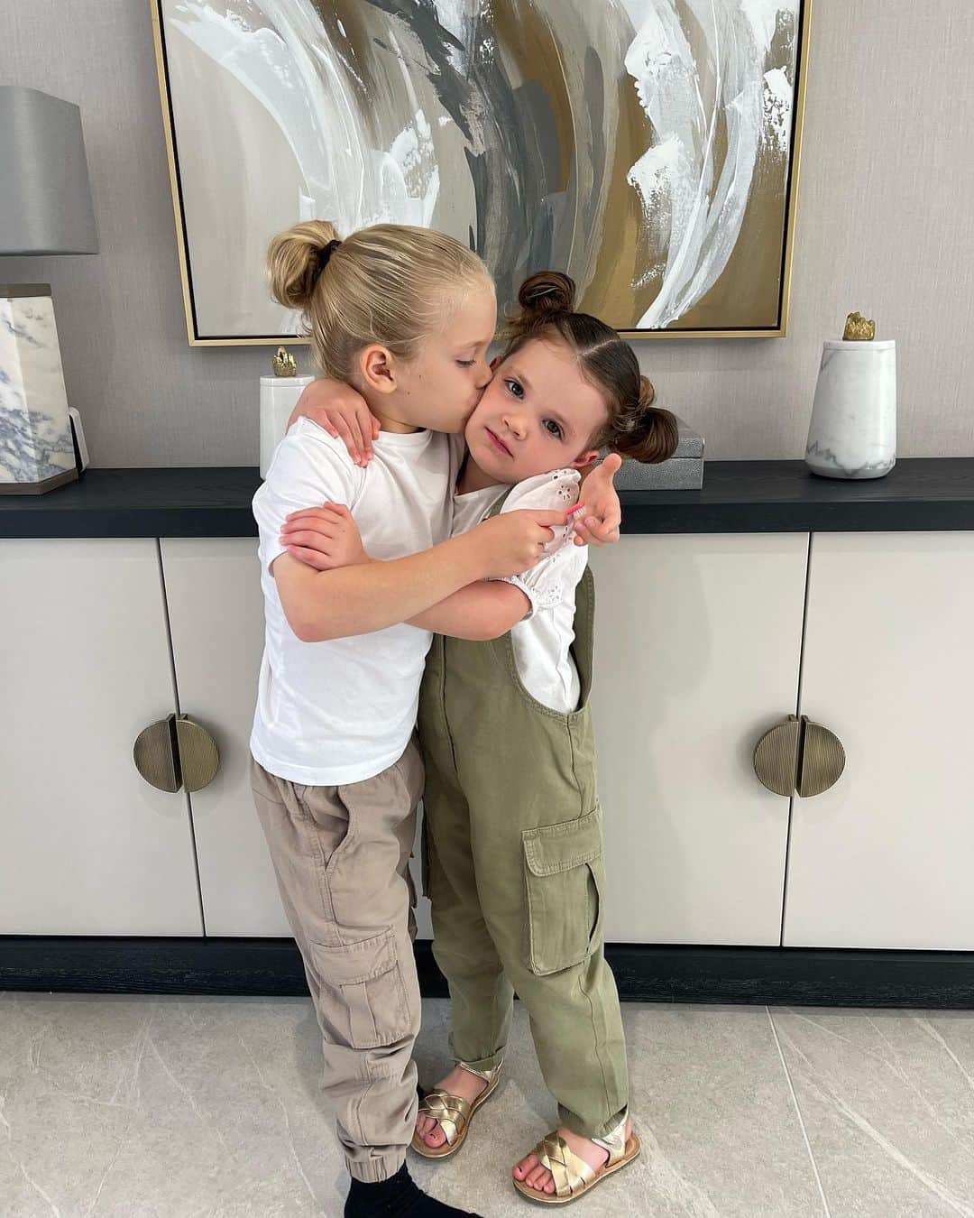 GazGShoreさんのインスタグラム写真 - (GazGShoreInstagram)「Primrose has gone into age 5 and I can’t cope 🥺 It’s not always roses with my two crazies, they fight and they argue but they have a bond like no other. Happy Sunday 🖤」9月17日 17時03分 - gazbeadle