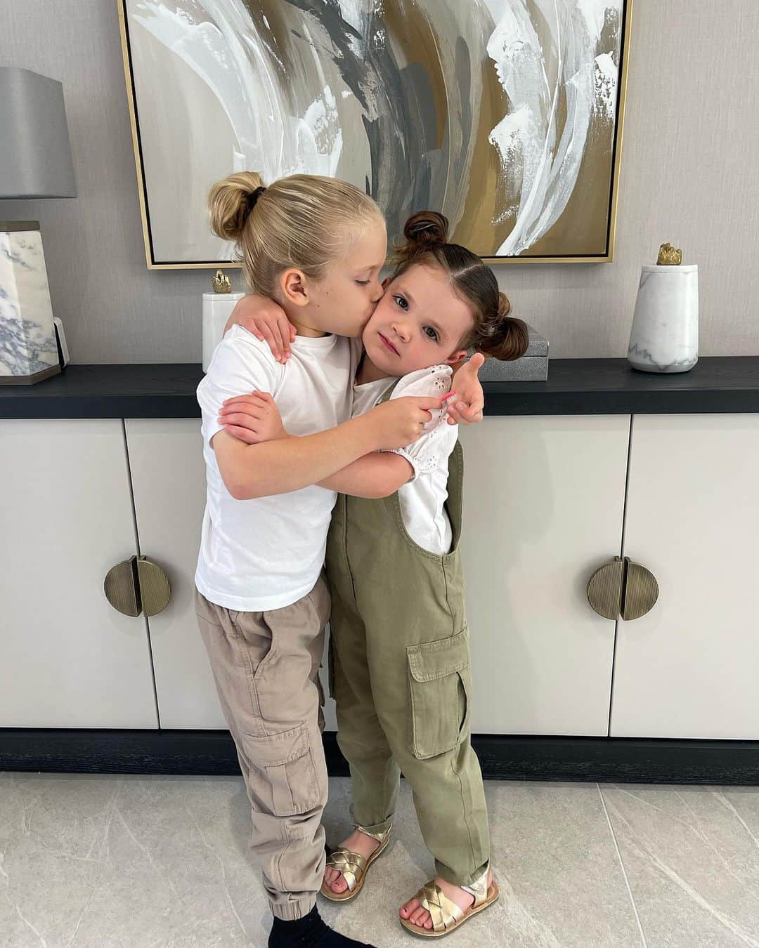 GazGShoreのインスタグラム：「Primrose has gone into age 5 and I can’t cope 🥺 It’s not always roses with my two crazies, they fight and they argue but they have a bond like no other. Happy Sunday 🖤」