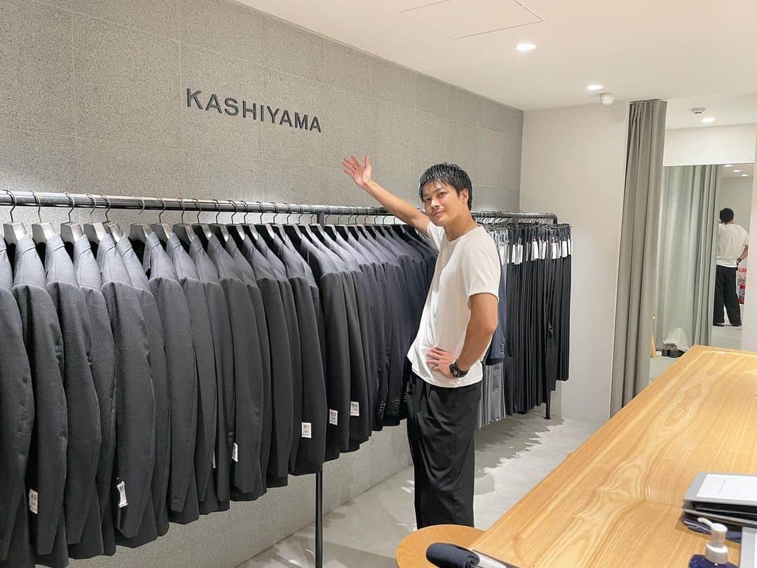 舘野将平のインスタグラム：「人生初のオーダースーツをつくりました👨‍💼 @kashiyama1927_official さんありがとうございます！  模様は近日YouTubeにてUPします🎥  #オーダースーツ #suits」