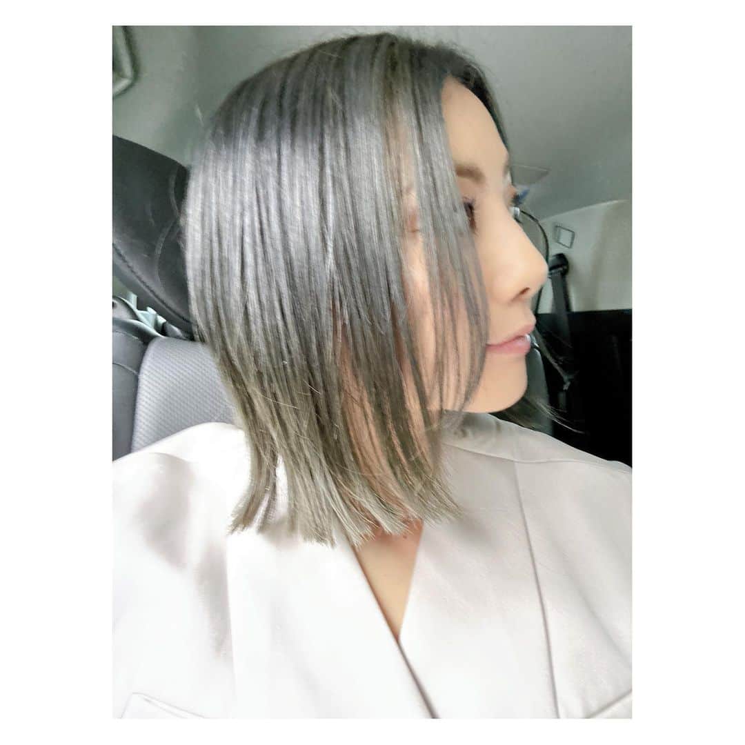 Shizukaのインスタグラム：「あと髪切って、染めた✂︎ ももさんいつもありがとう🫐 #DreamShizuka #ネイビーグレージュ」