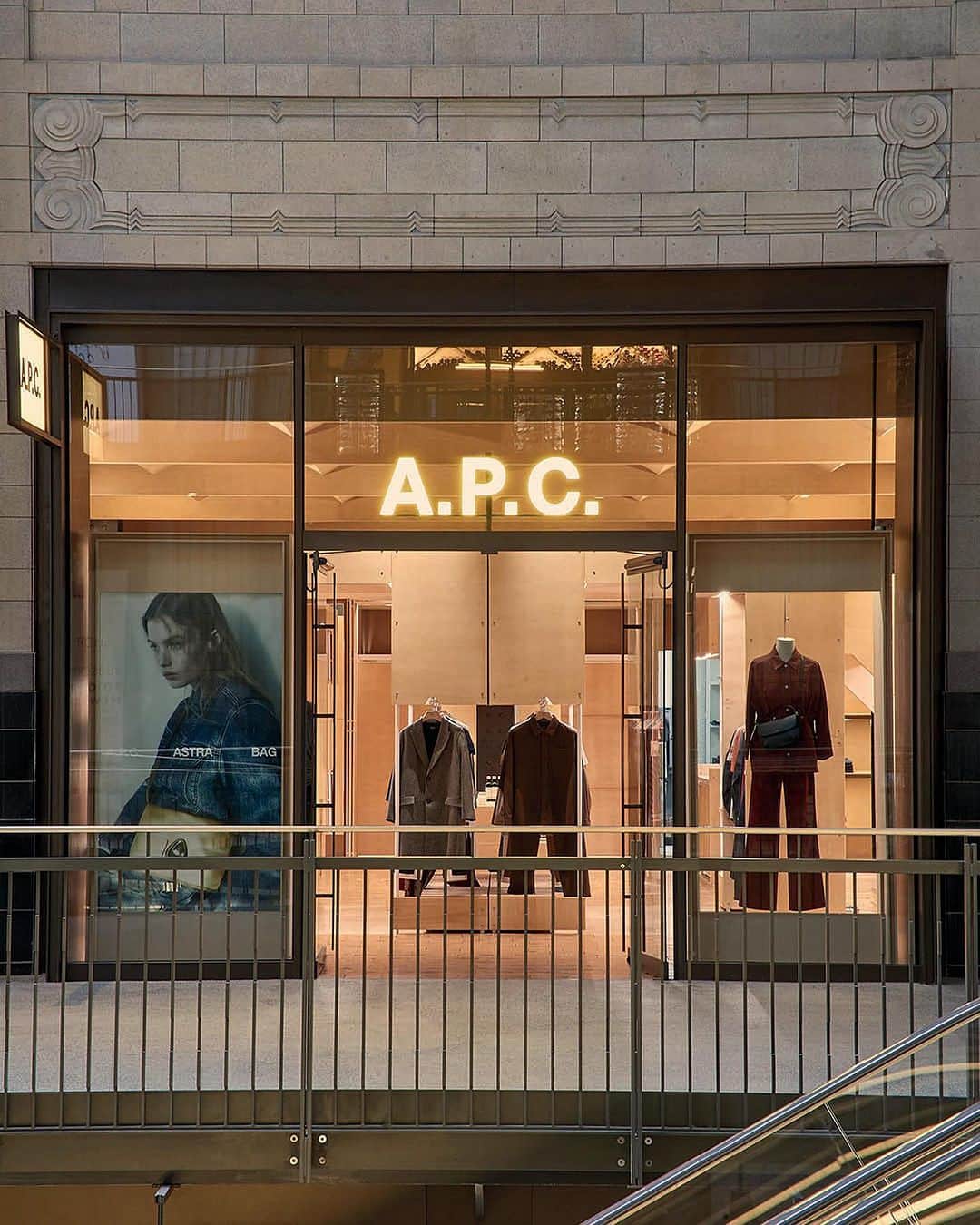 アーペーセーのインスタグラム：「Take a peek inside A.P.C. BATTERSEA   Our eighth location in the city, this time located in one of London's most emblematic buildings.   Placed inside @batterseapwrstn, the former power station known for being featured on the cover of Pink Floyd's 1977 album Animals, the A.P.C. shop is designed with deliberately basic parameters. @laurentderoooarchitecte wanted to extend and update the industrial origins of the existing building by integrating a modular and prefabricated device made of aluminium structures and light wood panels.  Come say hi and explore our new FW23 arrivals IRL.   #APCParis」