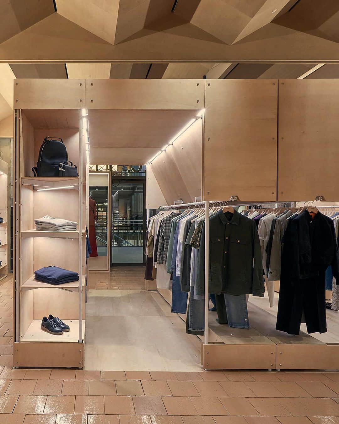 アーペーセーさんのインスタグラム写真 - (アーペーセーInstagram)「Take a peek inside A.P.C. BATTERSEA   Our eighth location in the city, this time located in one of London's most emblematic buildings.   Placed inside @batterseapwrstn, the former power station known for being featured on the cover of Pink Floyd's 1977 album Animals, the A.P.C. shop is designed with deliberately basic parameters. @laurentderoooarchitecte wanted to extend and update the industrial origins of the existing building by integrating a modular and prefabricated device made of aluminium structures and light wood panels.  Come say hi and explore our new FW23 arrivals IRL.   #APCParis」9月17日 17時15分 - apc_paris