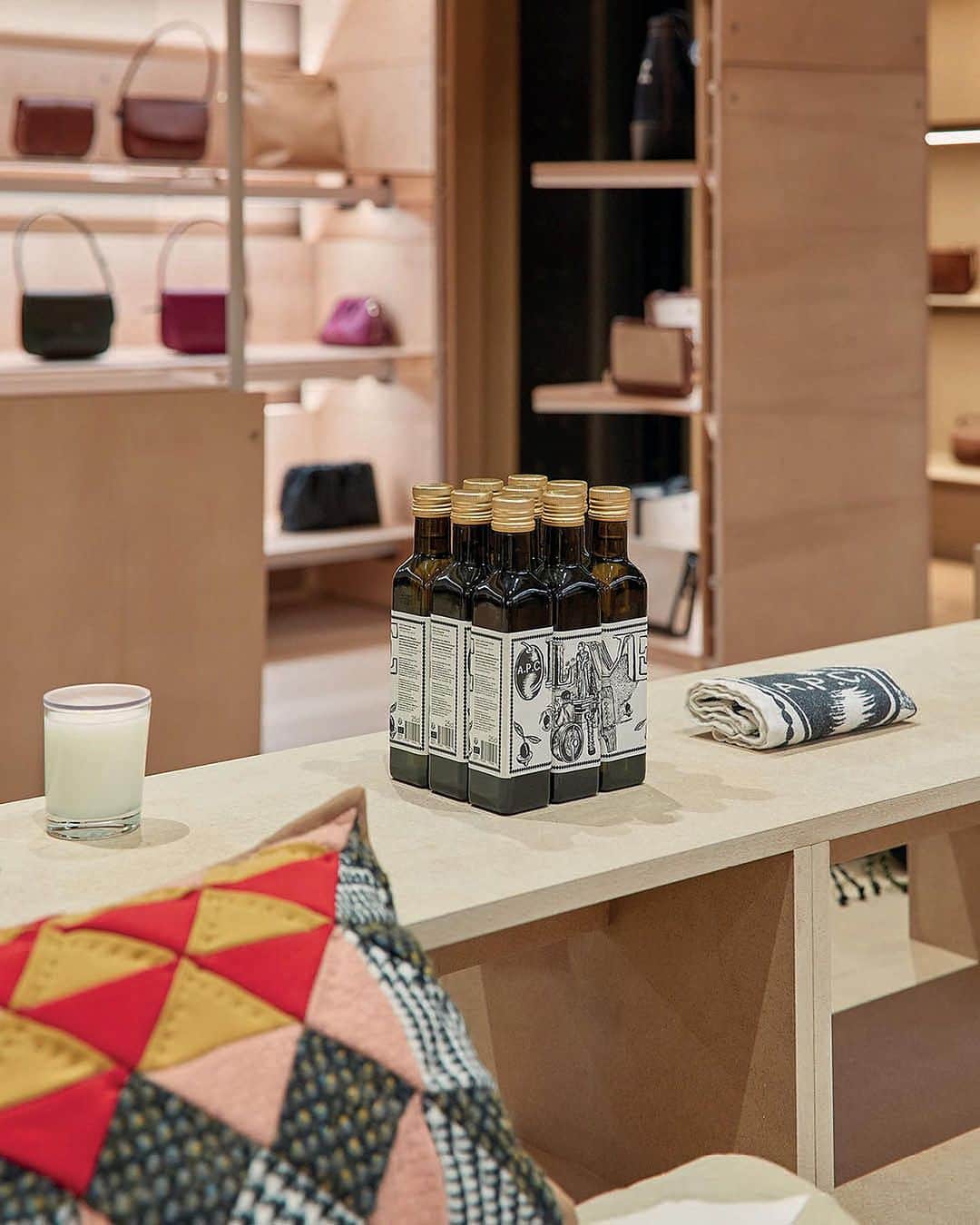 アーペーセーさんのインスタグラム写真 - (アーペーセーInstagram)「Take a peek inside A.P.C. BATTERSEA   Our eighth location in the city, this time located in one of London's most emblematic buildings.   Placed inside @batterseapwrstn, the former power station known for being featured on the cover of Pink Floyd's 1977 album Animals, the A.P.C. shop is designed with deliberately basic parameters. @laurentderoooarchitecte wanted to extend and update the industrial origins of the existing building by integrating a modular and prefabricated device made of aluminium structures and light wood panels.  Come say hi and explore our new FW23 arrivals IRL.   #APCParis」9月17日 17時15分 - apc_paris