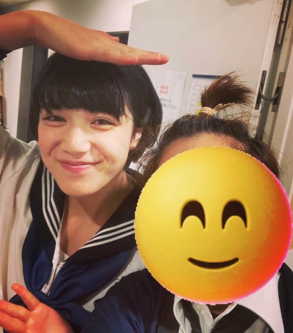 木下愛華のインスタグラム：「. ほんじつ誕生日を迎えました〜！！ ２４歳、なんだか大人な響きね。 でもまだがきんちょだわ。  ままならない所だけの自分ですから、皆さんに励まされてきたおかげですくすく育ってきたのだ！！ としかいいようがありません。 ほんとうにありがとう！  写真は一年前のちょうどこのころ １０歳の少女を演じてたんだぜっっ？？！？ すさまじいだろ？？」