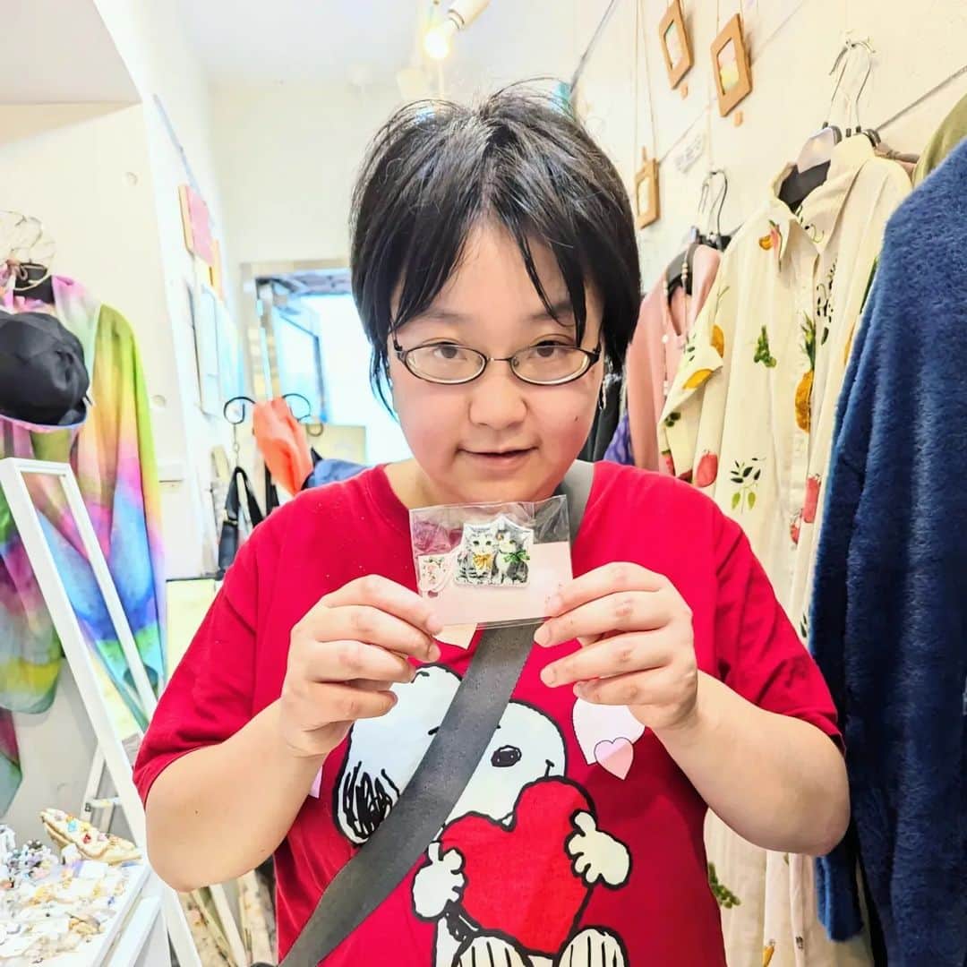 平井富子のインスタグラム：「都内からナナさんがアンシャンテに、、  猫好きで、８才のアメショーのシジミちゃんを飼っていて、写真を見せて頂きました！可愛い〜 うちにも、５才のアメショーがいるので、猫トークで盛り上がり〜  ハンドメイドの猫ブローチを気に入って頂きました。 シジミちゃんに似てる〜  また、遊びに来て下さい〜」