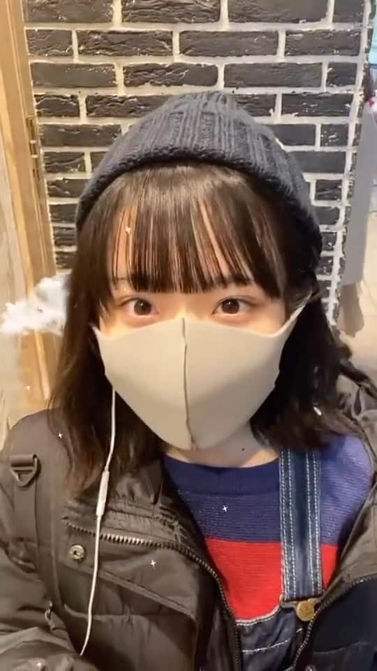 こねねこのインスタグラム：「146cm18歳！友達目線こうなるよって投稿した懐かしすぎる動画...  今では低身長向けのお洋服作ってる^ ^  #低身長コーデ #tiktok #ボブアレンジ #ボブヘアアレンジ #ボブ #ニットコーデ #ダウンジャケット #サロペット #02 #低身長ファッション #低身長女子」