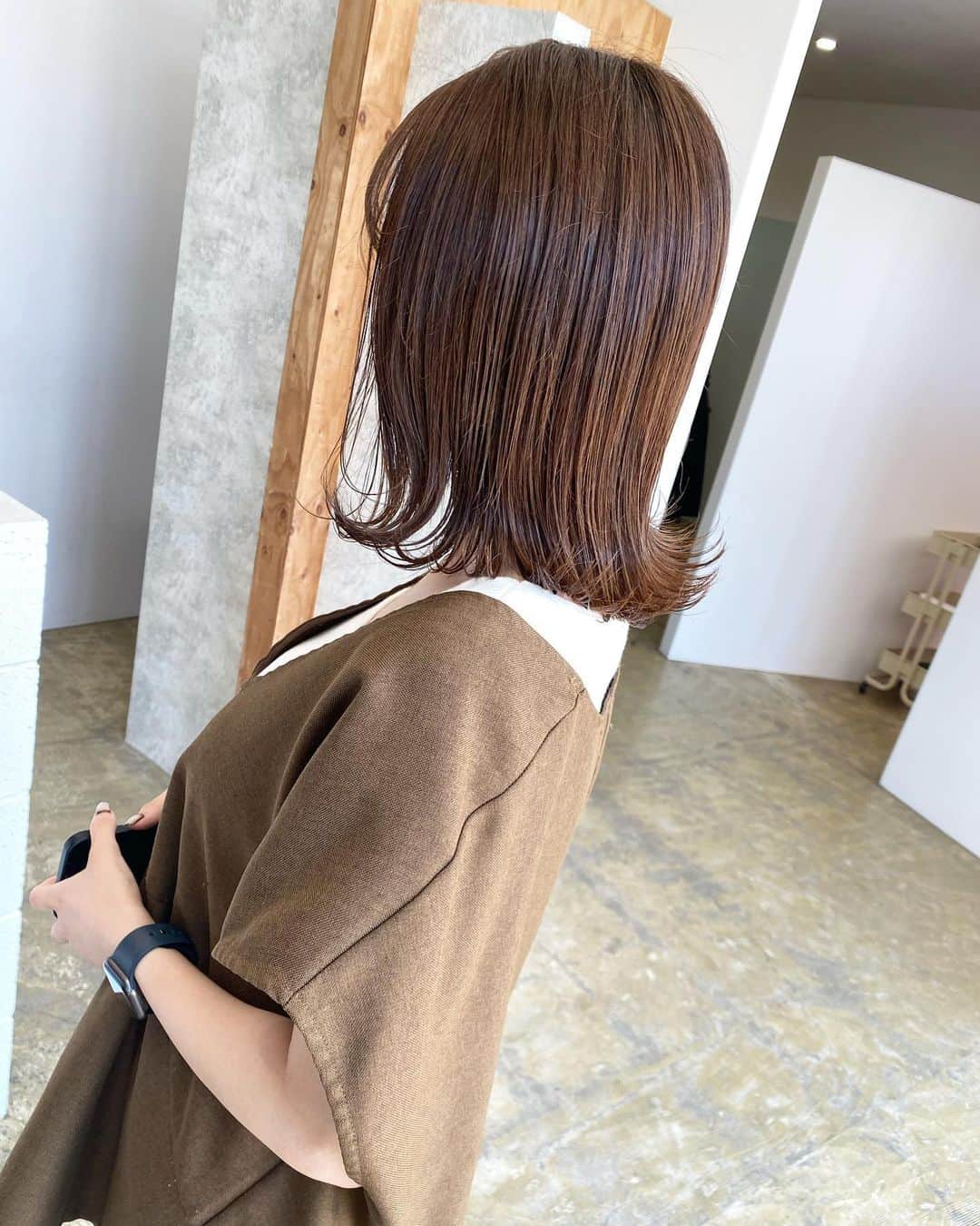 Akinori Shimizuのインスタグラム：「2do-color.  秋のこっくりカラー マロンブラウン🌰  アレンジカット＋グロスイルミナカラー　¥14,630〜 (ご新規指名の方は指名料＋¥2,750)  2do(ニド)  〒433-8123  静岡県浜松市中区幸4丁目18-19 1F TEL 053-522-8056 定休日 毎週月曜日、第3日曜日 営業時間  平日 10:00〜19:00 　　　　(カット最終受付18:00)  土日祝 9:00〜18:00 　　　　(カット最終受付17:00) 駐車場 6台あり  #浜松カラー #浜松ヘアアレンジ #浜松美容室 #浜松ヘアサロン #2do」