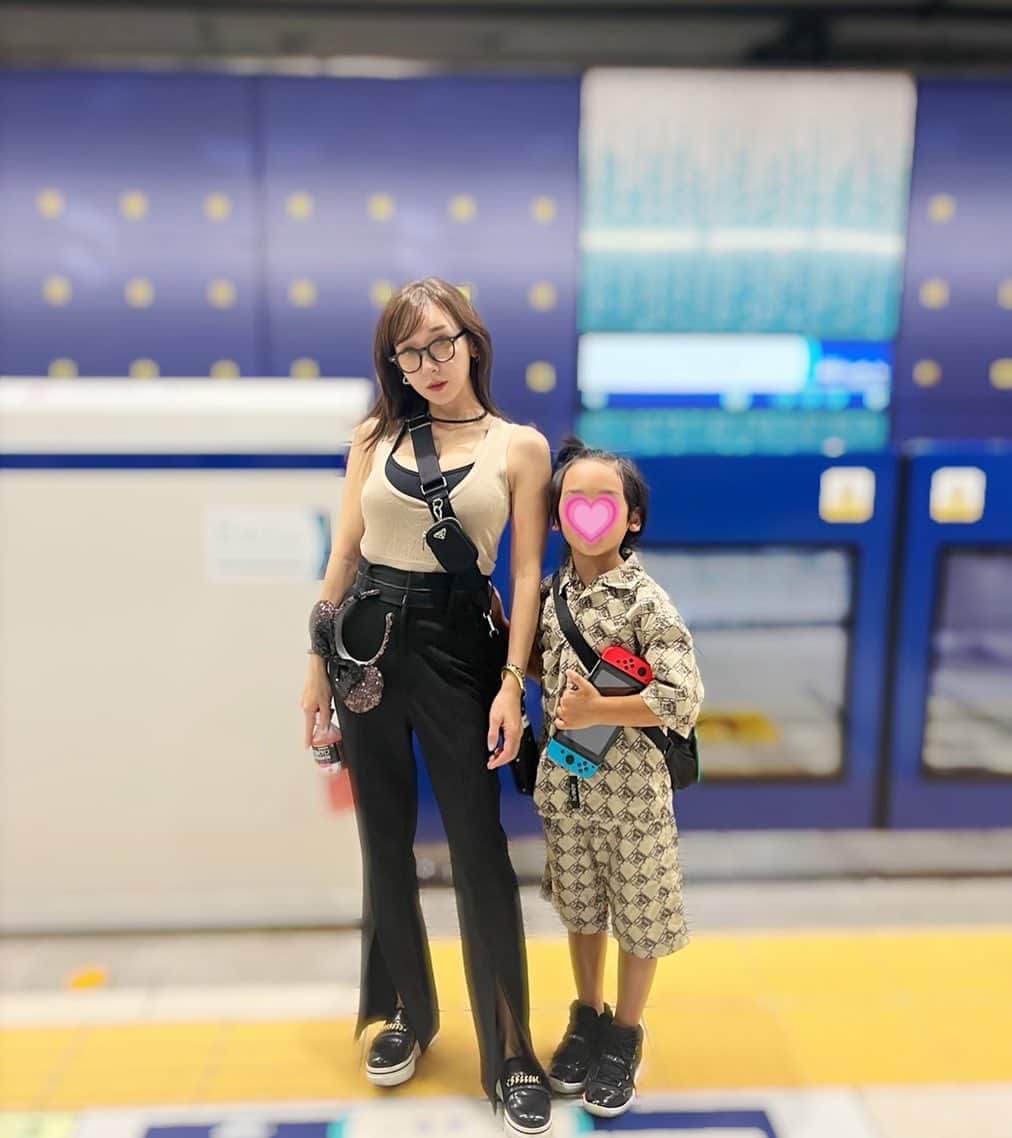 加護亜依のインスタグラム：「デー㌧🚉🖤  #息子とリンクコーデ #ヒントはあいぼんの腰」