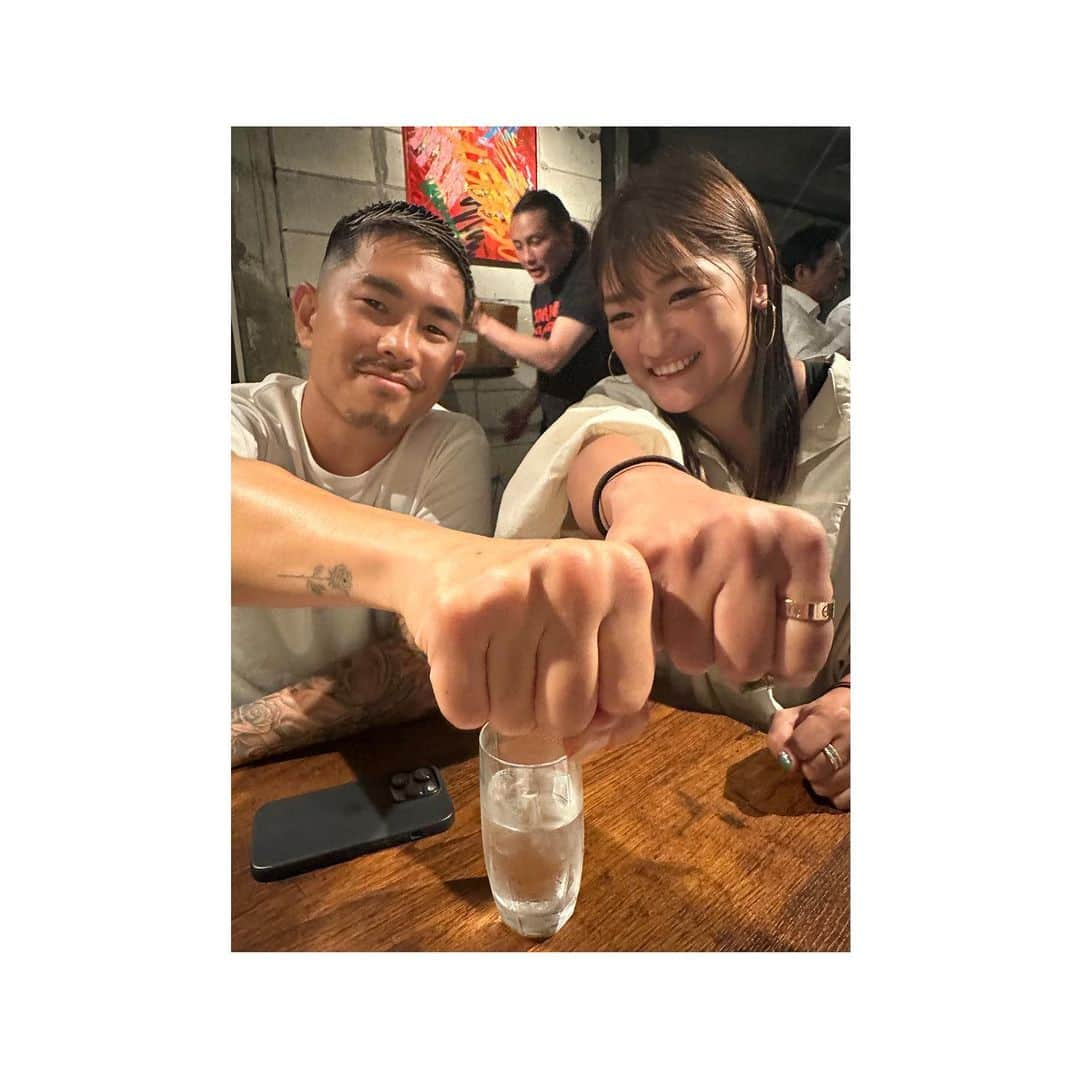 RENA（久保田玲奈）のインスタグラム：「井岡さんと拳のサイズ変わらんかった👊🏻笑 ってことは私ももっと強く殴れるってことか🔥🔥  今度は練習もお願いします！！（軽くで､､､）  @kazuto_ioka_official   #井岡一翔　選手」