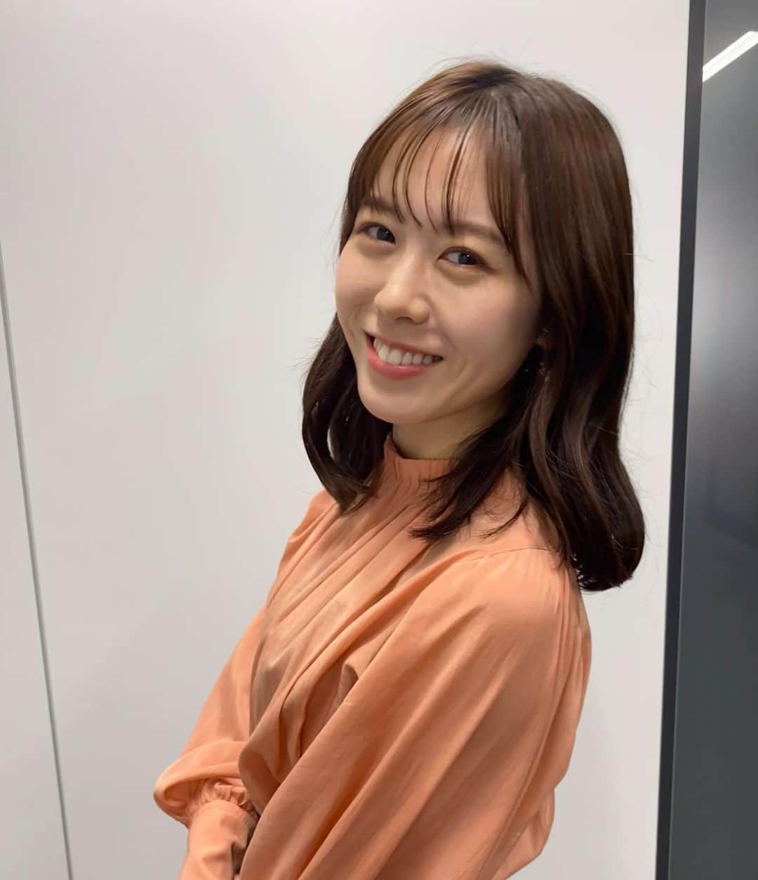 加藤愛のインスタグラム：「. #サンデードラゴンズ 来週は1時間スペシャル✨ ゲストは井端さんと吉見さんです！  久しぶりに髪をおろしたら 髪の毛切った？と聞かれました💇🏻‍♀️ #むしろ伸びました🤭 #衣装がオレンジだったのでリップもオレンジに💄🍊」
