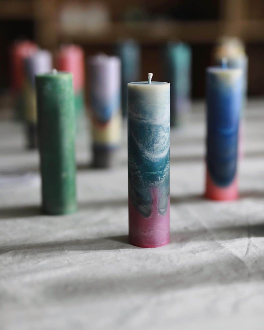 FreePark_Yokohamaのインスタグラム：「・ POPUP  9/18 - 9/25 chitra candle  @chitracandle のPOPUPが9/18〜スタートします。  絵画や自然の中からインスピレーションを受け作られた、 パレットの上で混ざり合う絵具のような色合いを お楽しみいただけるアロマキャンドル。  ひとつひとつ個性のある風合いに、 火を灯した時に流れ出すロウから生まれる独特なフォルム。 一瞬の温度や時間の違いにより、 ふたつとして全く同じものがない1点ものになっています。  ぜひ、ご自分だけの特別な1本を見つけてみてください。  ・ ・  一部アイテムはオンラインストアにてご覧いただけます。(9/18 13:00〜 販売スタート) ※全てが1点ものとなっているため、売り切れ次第終了となります。予めご了承くださいませ。  ・ ・  #chitra #chitracandle #キャンドル #キャンドルのある暮らし #インテリア雑貨 #アロマキャンドル #FREEPARK #自由が丘」