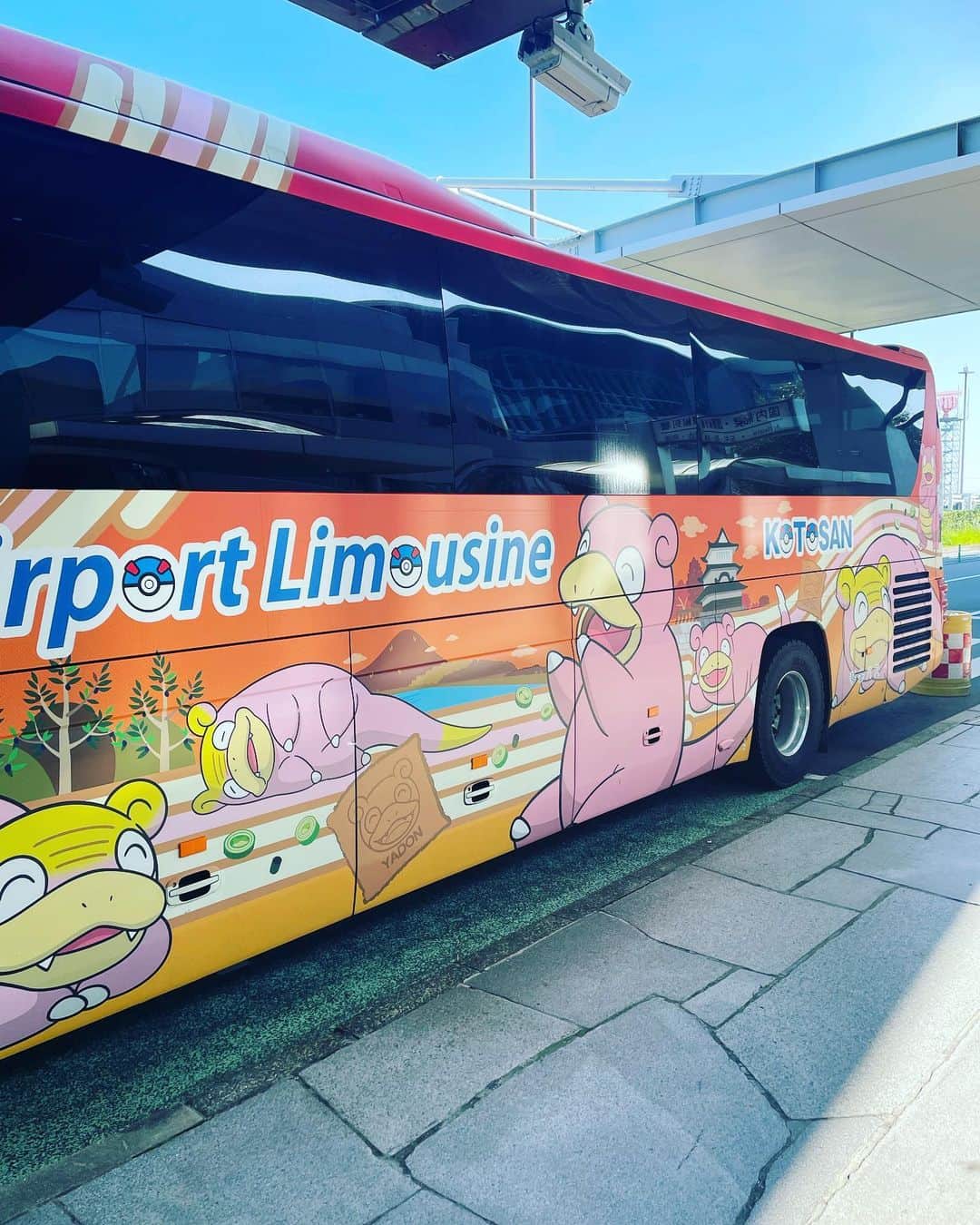 田中卓志さんのインスタグラム写真 - (田中卓志Instagram)「香川ロケ、空港着いたらヤドンのバスが2台も！うどんと、ヤドンを掛けてるらしいです。」9月17日 17時12分 - ungirls_tanaka