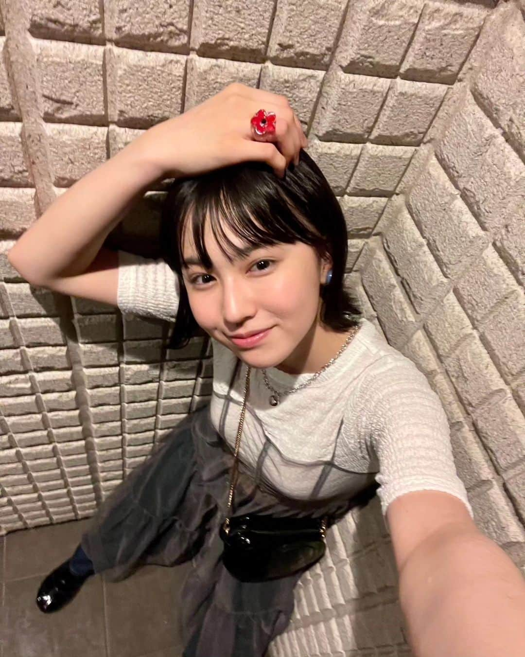 森﨑美月のインスタグラム：「💇🏻♡  念願のボブにした翌日🫶🏻 嬉しさ爆発してた😸  外ハネにしてみたよ~！  今では ロングヘアだった自分の方が違和感ある…笑  皆さんはロングとボブ、どっち派ですか~❔  ⁑ ⁑  #seventeen#セブンティーン #スターダスト #森﨑美月#mizuki#mizukimorisaki #jk#fjk#16歳#16#16yrs#07#女子高生 #japan#japanesegirl #ボブ#♡のバック#お気に入り」