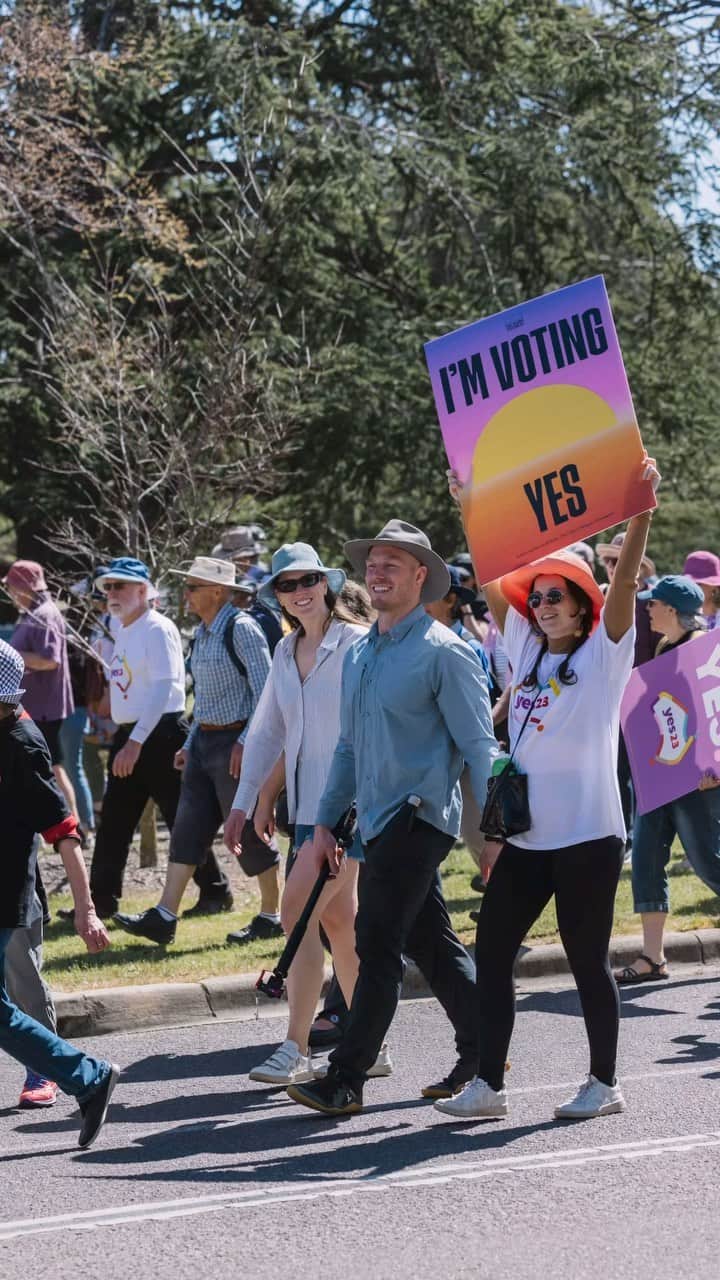 デビッド・ポーコックのインスタグラム：「What a turnout, Canberra!   Joining the Walk for Yes on Ngunnawal country.   The referendum is an opportunity for 🇦🇺 to accept the offer from this continent’s First Peoples to take a step forward with recognition & a Voice.」