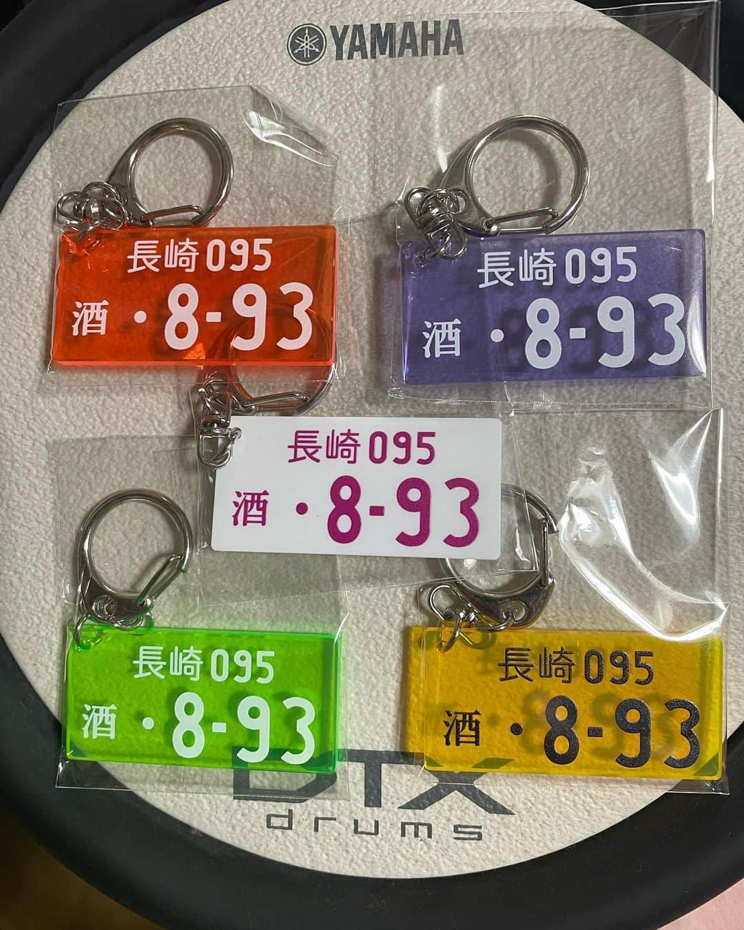 池本雄季のインスタグラム：「酒893キーホルダー 新色  #酒893 #酒893キーホルダー  #あなた一体何種類作るとですか？ #ヤバボー」