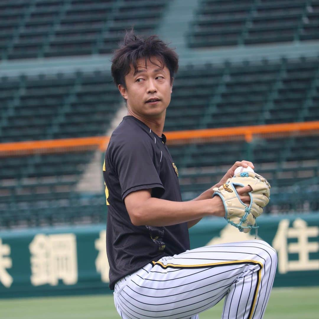 阪神タイガースさんのインスタグラム写真 - (阪神タイガースInstagram)「9月17日DeNA戦の試合前練習の様子です！ #ヨハンミエセス 選手 #大山悠輔 選手 #佐藤輝明 選手 #木浪聖也 選手 #小野寺暖 選手 #榮枝裕貴 選手 #長坂拳弥 選手 #島本浩也 選手 #馬場皐輔 選手 #才木浩人 選手 #石井大智 選手 #阪神タイガース #JERAセリーグ #ARE」9月17日 17時18分 - hanshintigers_official