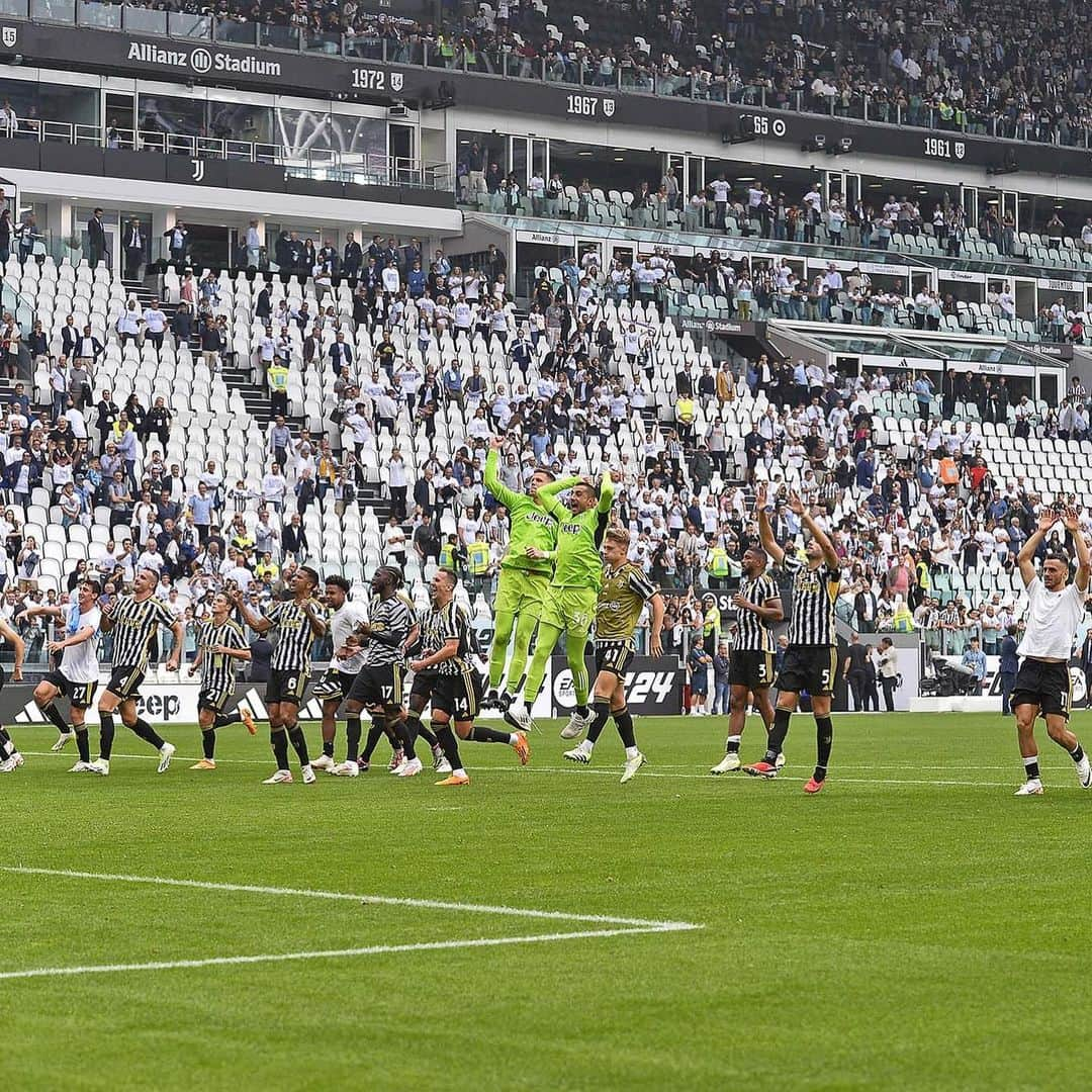 ヴォイチェフ・シュチェスニーさんのインスタグラム写真 - (ヴォイチェフ・シュチェスニーInstagram)「Big 3 points yesterday 💪⚪️⚫️   #ForzaJuve #JuveLazio #finoallafine」9月17日 17時24分 - wojciech.szczesny1