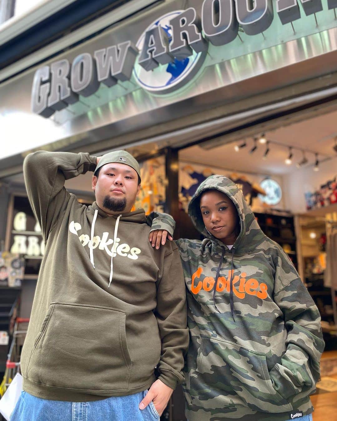GROW AROUNDのインスタグラム：「#growaroundnewarrivals   COOKIES ORIGINAL LOGO HOODIE  前回即完売した"COOKIES"から新たにHOODYの入荷です🍪  TAYLOR GANG所属のアーティスト・起業家であるBERNERによって設立された「COOKIES」は、LOS ANGELESやSAN FRANCISCOなどのベイエリアを中心に浸透中のブランドです🌴  フロントにお馴染みのCOOKIES LOGOを落とし込んだ一品🔥  カラーも新しく入荷したカモ柄など種類豊富にございます‼️ 大きいサイズも揃えております。  WEB UPも完了しております。  #cookies」