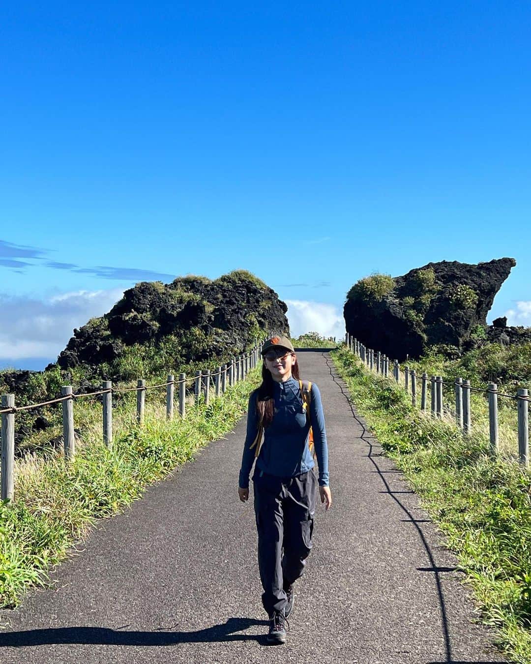 ロンモンロウさんのインスタグラム写真 - (ロンモンロウInstagram)「伊豆大島の三原山に登りに行ってきました  大島の中心に位置する標高758ｍの活火山。天気がいい日には富士山や利島も望めます。  大迫力の噴火口も間近に見てとても衝撃的です   @loewe  @lululemonjp  @ospreypacks   #三原山#伊豆大岛#火山#自然  #夏山 #ジャンダルム #登山好きな人と繋がりたい #登山女子 #山登り好きな人と繋がりたい #登山 #活火山」9月17日 17時41分 - ronmonroe_official
