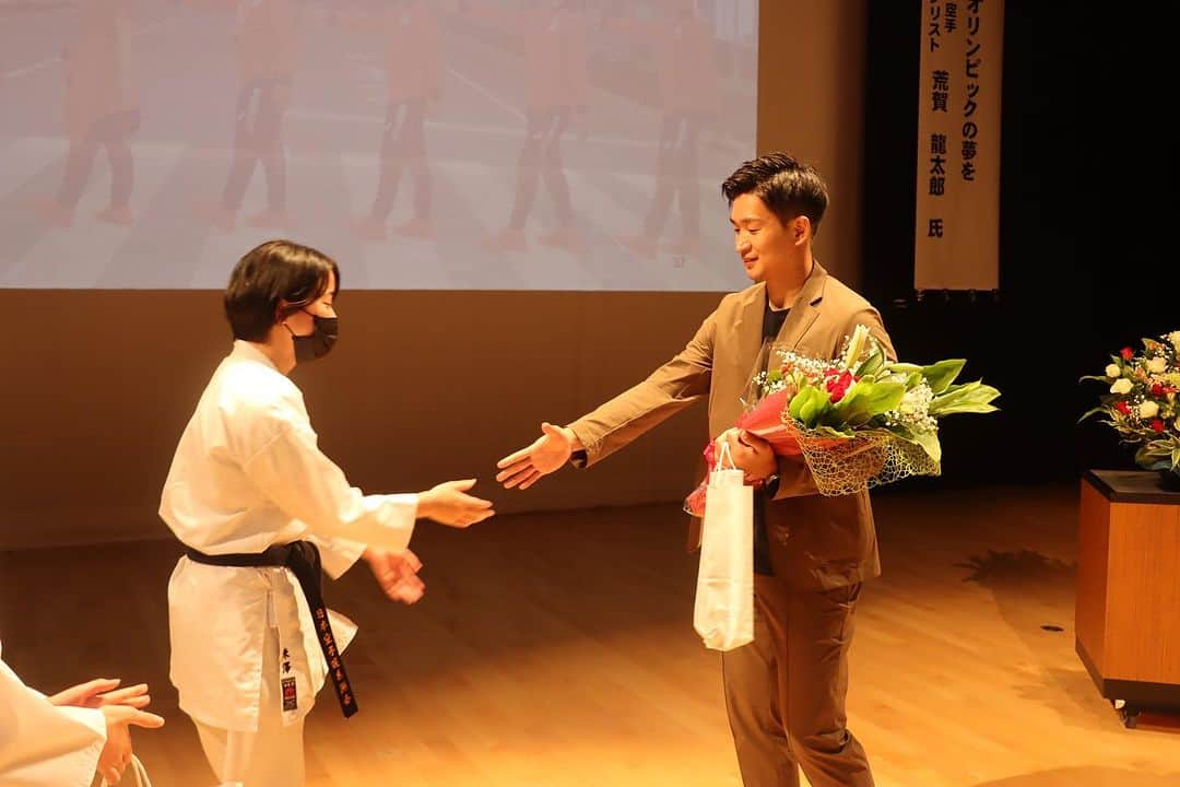 荒賀龍太郎さんのインスタグラム写真 - (荒賀龍太郎Instagram)「先週は福島県新地町と京都のとある協会で講演させて頂きました☺️🥋  最近講演させていただく機会の中で良く今までの経験を思い出します。  空手をする選択肢しかない環境で育ちいつの間にか、世界選手権で優勝してこそ言える「世界一」という称号を取ることが夢になり、取ったらやめる。と思っていたのが、なかなか取れずで続けてきた現役でしたが、続けてきたおかげでオリンピックにも出会えました。 当時は目の前の事に必死に取り組んでいただけですが、振り返ってみると色んなご縁や支え、後はチャレンジする気持ちがここに導いてくれたんだと気付かされます。  まだまだですが、 自分の経験が何かのヒントや支えになれたらいいなと思います‼︎  #講演#新地町#京都」9月17日 17時37分 - araga1016