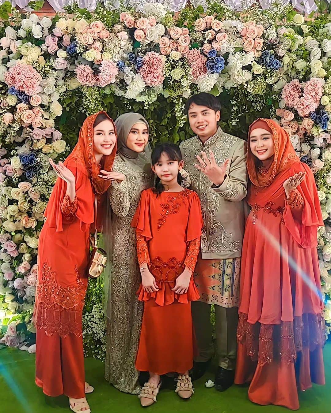 アユ・ティンティンのインスタグラム：「Alhamdulillah lamaran hari ini lancar y, happy engagement ale syg 🥰💍 bahagia trs pokoknya 💕 lancar" sampe hari H y aminn.... we luv u  In @ayungberinda」