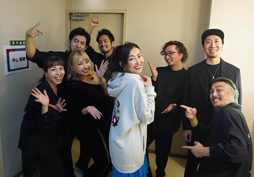 中山美穂さんのインスタグラム写真 - (中山美穂Instagram)「2023 Miho Nakayama concert 愛知県江南市民文化会館さんで今年のツアーがひと通り終了致しました！  昨日9/16の愛知は日本でいちばん気温が高かったようで、足を運んで下さった方々も汗を拭きながらでしたね。 それでも最初から盛り上がりを見せてくれて、会場もステージも更に暑く熱くてとても気持ちが良かったです！  一先ず次の仕事にギアを変えないとならない。。。  今年3月から始まった、気持ちの上では昨年末から沢山アイデアを絞り出し、そしてやり切れたことに感謝しかありません。  皆さん、本当にありがとう！ スタッフの皆さんも、メンバーもステージがより良くなるようにいつも向き合ってくれて、もう愛しかありません。  完全燃焼した分、ちょっと身体が動かなくなってますが、またステージで会いましょう！ 長くなりました。。。  では、 ciao!ciao!ciao!  らぶ。」9月17日 17時49分 - _miho_nakayama_