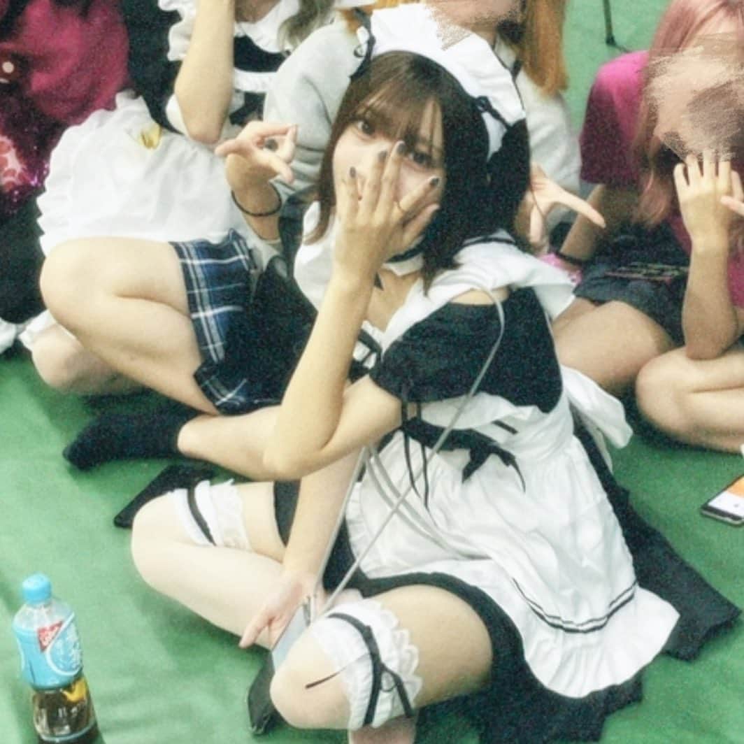 三野宮鈴のインスタグラム：「🎞️📷　  文化祭の午後の、鈴メイドさんは もうお疲れモードでした。」