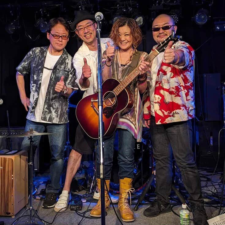 Tammyのインスタグラム：「昨日は、京都はオカソニック、大阪はLive Heartで、2本立てのTammy&ハリケーン☆マッシュのライブでした❣️  どちらのライブもサイコーに楽しかったです😽  ご来場下さった皆様方、ありがとうございました♪♪♪  お昼のオカソニック、岡君、今年も呼んでくれてありがとう＾＾  楽しかったです😊  夜のLive Heartでのイベント、呼んでいただきありがとう＾＾  ご一緒してくれた 楽団ちゅらの皆さん、 Live Heartの皆さん、 そして、主催してくれた浜田さん、 ありがとうございました❣️  超~盛り上がって幸せでした😊  唄えて感謝です。  そして、愛するハリケーン☆マッシュのちーちゃん、あだっちゃん、パパ、 お疲れ様とありがとう😊  心を唄にして、 次のライブも真心込めて唄います♡  来月の10/28.29.30は、水戸、いわき、福島で弾き語ります♬  何唄おうか、今からワクワクしながらセットリスト決めてゆきます😊  12月23日(土)は、 Tammy &ハリケーン☆マッシュで 大阪梅田のサードストーンにてクリスマスライブが決定しました😊  お早めにご予約下さいね♬  ホンマ、全てに感謝 ご縁に感謝です😊  皆さんもご自愛下さいね♡  ありがとう＾＾  Tammy  #Tammy #タミー #photo #シンガーソングライター #singer #songwriter #acousticguitar #artist  #music #恩学 #音楽 #live #love #life #ライブ #バンド #Band #Tammyハリケーンマッシュ #千原拓也 #足立政明 #木村和人 #okasonic #京都 #帝塚山 #Liveheart #心のキャッチボール #ありがとう #感謝 #ご縁 #thankyou」