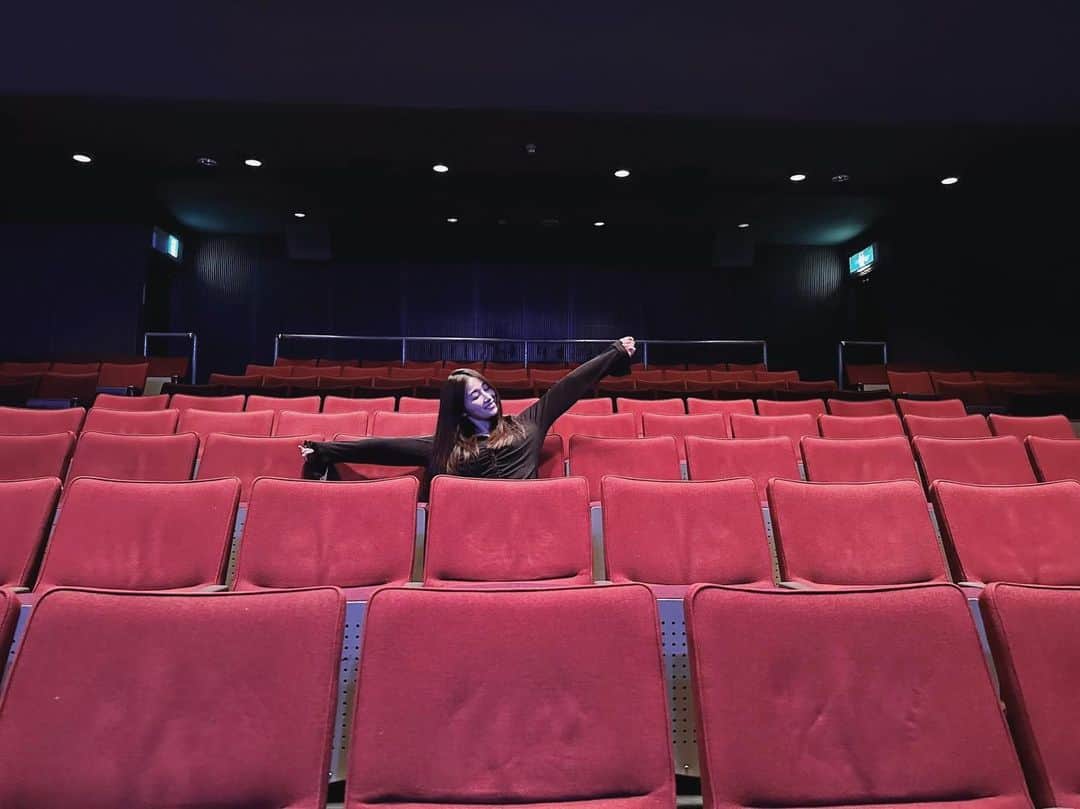 潮紗理菜さんのインスタグラム写真 - (潮紗理菜Instagram)「70年近い歴史のある、歴史深い俳優座劇場の舞台に立てたことを誇りに思います。  #俳優座劇場」9月17日 17時42分 - ushiosarina8_8