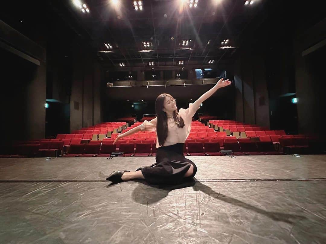 潮紗理菜さんのインスタグラム写真 - (潮紗理菜Instagram)「70年近い歴史のある、歴史深い俳優座劇場の舞台に立てたことを誇りに思います。  #俳優座劇場」9月17日 17時42分 - ushiosarina8_8