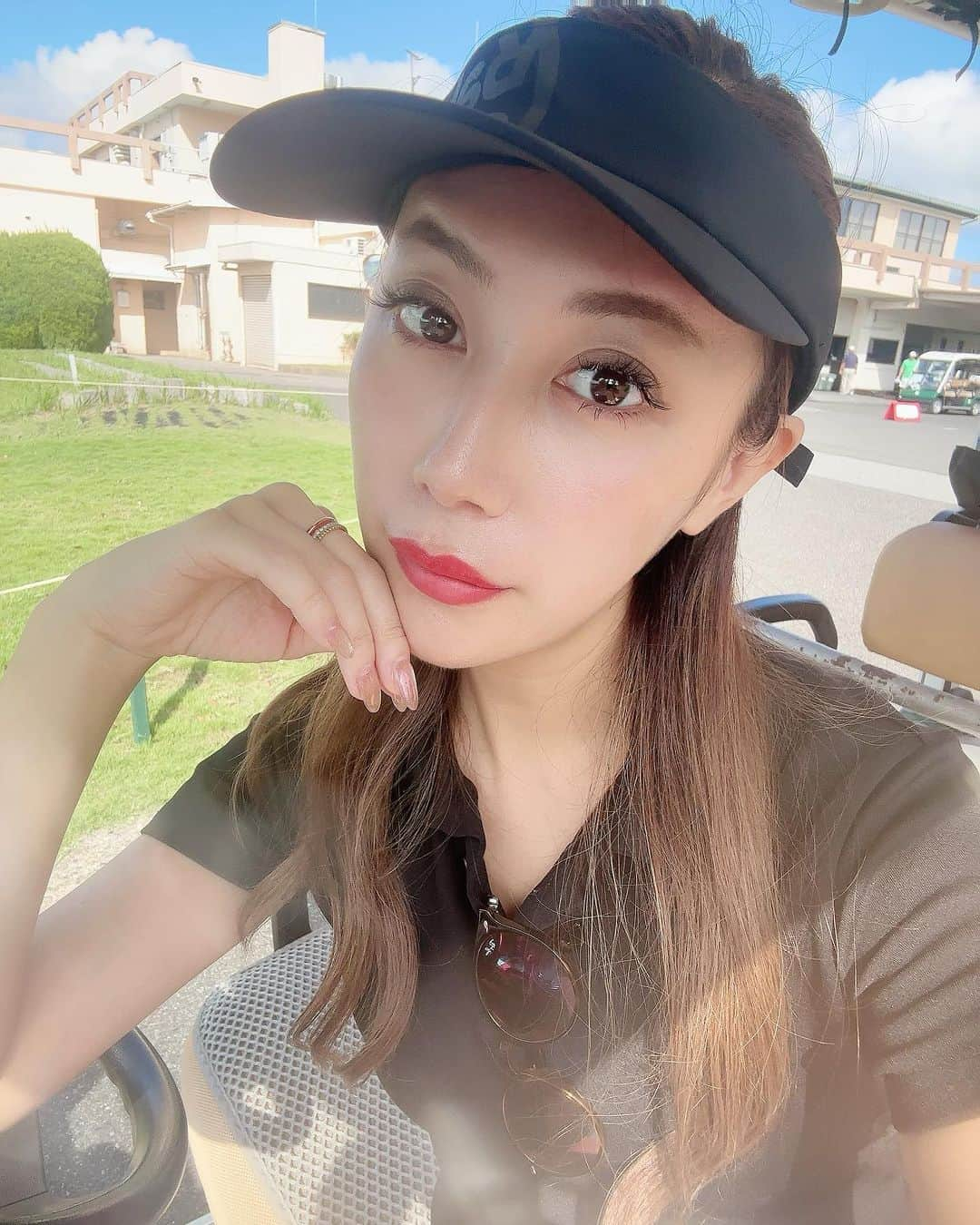 齋藤菜月のインスタグラム：「価値観が違う っていう人多いけど 同じ人がいるわけないよね、  心理学やってたけど 性格だって 環境と遺伝が混ざってる🧬  いろんな生き方、考え方で 頑張ってきた人同士が出会って 「価値観」とは？？ そもそも 価値観が同じことを求める必要もないと思う。  同調ではなく共感をしなさい とカウンセラーの勉強でするのですが 同調は 自分の意見や考えを持たないで、もしくは捨てて、他の人に調子を合わせているということ。 共感とは、他者と喜怒哀楽の感情を共有すること。  他者の気持ちに寄り添えること、 それをしたい人と過ごせる時間があることが何よりも大切で 文字通り「有難い」 と思います。  最近また改めて思いました🌙  寄り添ってくれる人を大切に。  そして自分も その人と同じになることは全く必要なく 自分の心に正直に 共感力も磨いていけたら 人生が豊かになるのではないかと 思います。  3連休 ゆっくりおやすみください🩷  ゴルフはまだまだ暑かったー！！！  涼しくなったらたくさん行きたい☺️ 変なミスがなければ100もコンスタントに切れるようになって嬉しい🩷 コロナ禍でお店少し休んだ時から始めたからもうすぐ２年くらいかなあ？ 今日は泣きの103でした🥲 @chang_young_gi 先生いつもありがとうです❣️  リップタトゥー @rika_bamba_artmake に施術していただき ３日目です！！ 1回目の色は一回落ちて 唇がトーンアップする感じなんですって！ そして2回目で好みの色を入れてもらって それが定着するそうです💋 入れてもらいたての明るい赤も好きだったけど 2.3日でもう落ち着いて 自然なティントリップをしてる感じになってるー🩷 元々色白なのもあって血色が悪そうな顔になるのが嫌で ずっとやりたかったんです🩷 また経過報告致します！ 興味ある方はりか先生に聞いてみてください！ すっごく綺麗で丁寧で優しくて 癒されました🥰🥰🥰 #リップアートメイク #アートメイク東京 #東京アートメイク #アートメイクリップ  #ゴルフ#golf」